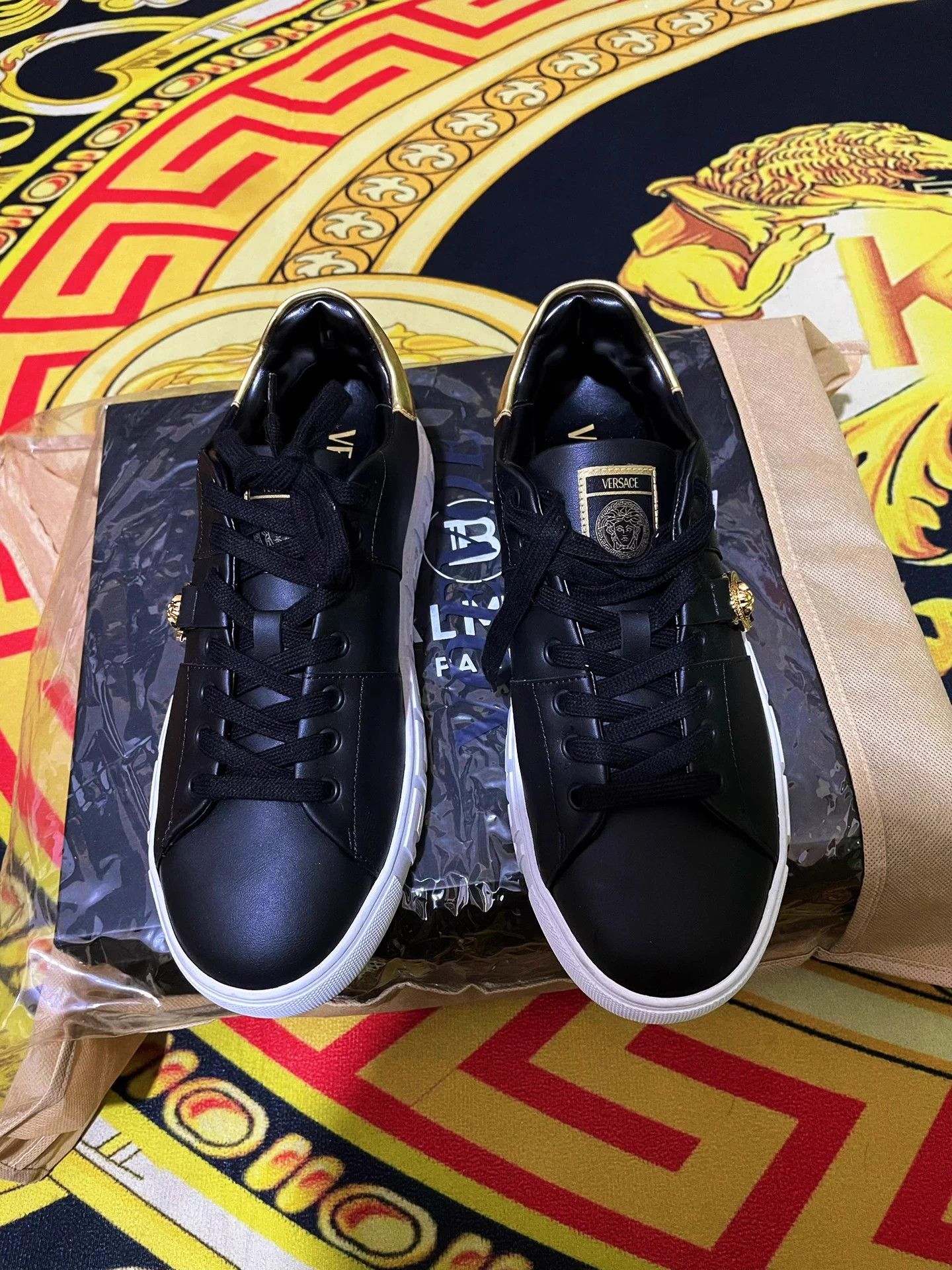 Versace Versace 25S Greca Calfskin Round Toe Lace-Up Low Top Size US 8 / EU 41 - 2 Thumbnail