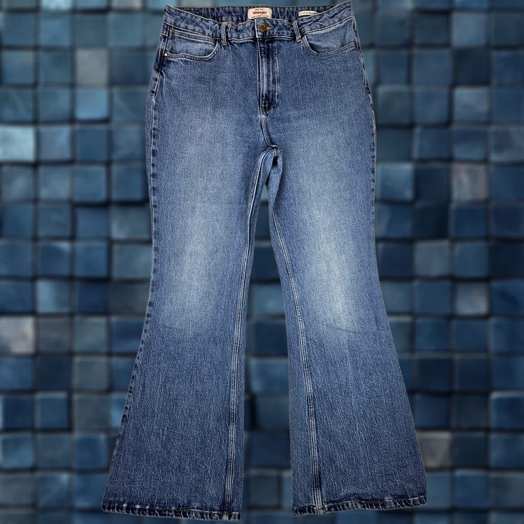 Wrangler VINTAGE Wrangler High Rise Fierce Flare Jeans Women 16 (34x32) Stretch Med Wash Denim Size 38" / US 16 / IT 52 - 1 Thumbnail
