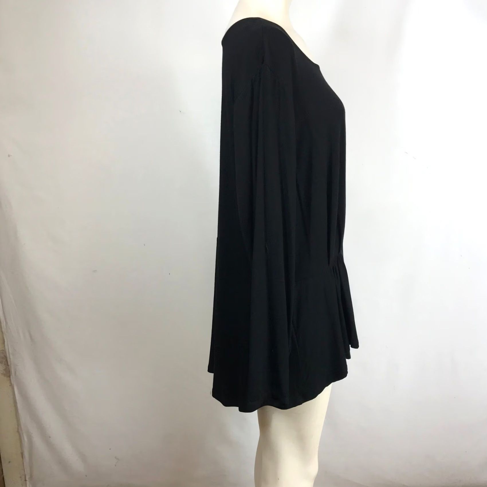 Vince Camuto Vince Camuto Black Long Sleeve Tunic Top Womens Plus Size 2X - Round Neck, Flared Sleeve, Pockets, Lightweight Knit, Pullover, Casual, 2X Women’s Size Size XXL / US 16-18 / IT 52-54 - 4 Thumbnail