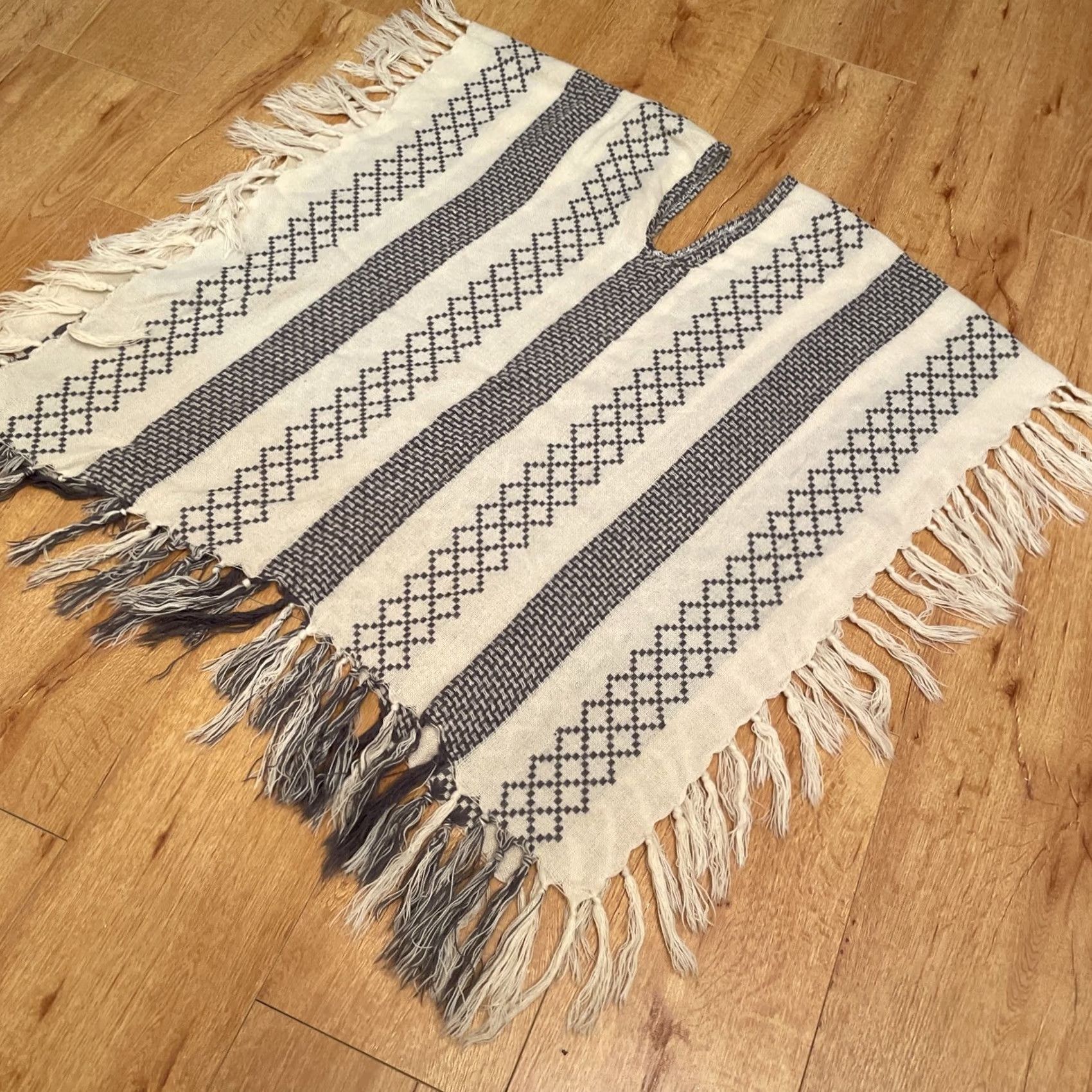 Vintage VINTAGE Mudd Y2K Grey Boho AZTEC Fringe Ivory Diamond Striped Poncho Fringed One Size Women Pullover Knit Scarf Size ONE SIZE - 3 Thumbnail