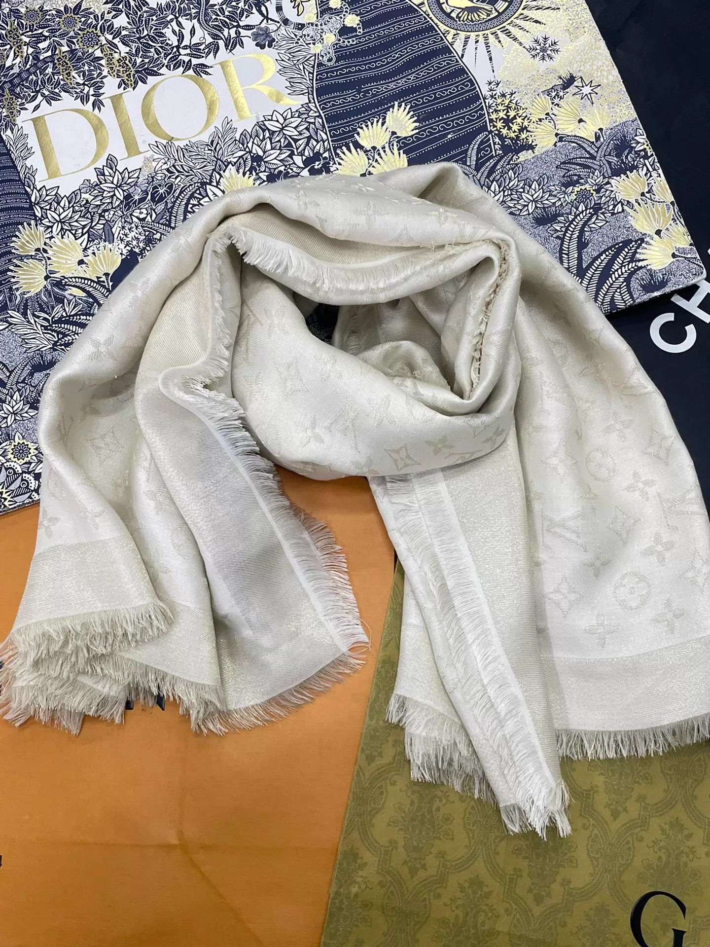 Louis Vuitton LV White Monogram Large Scarf New Size ONE SIZE - 4 Thumbnail