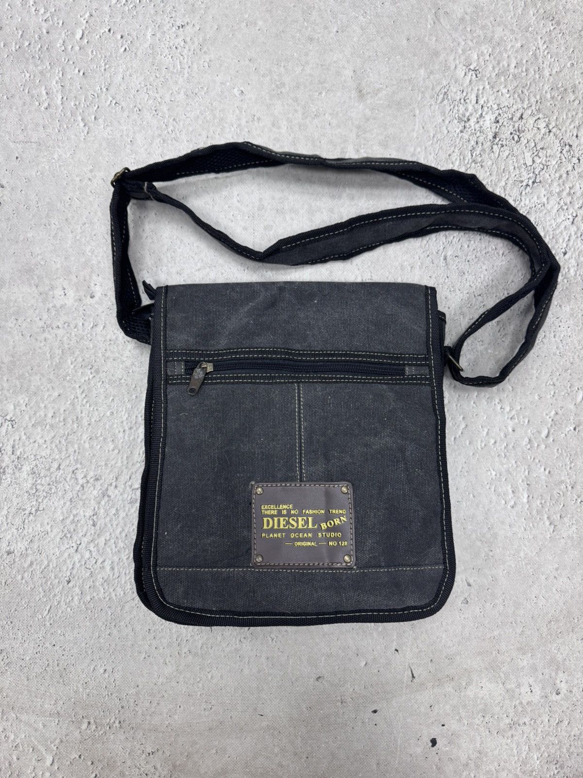 Diesel × Diesel Black Gold VINTAGE DIESEL CANVAS DENIM HYPE MESSENGER BAG Size ONE SIZE - 1 Thumbnail