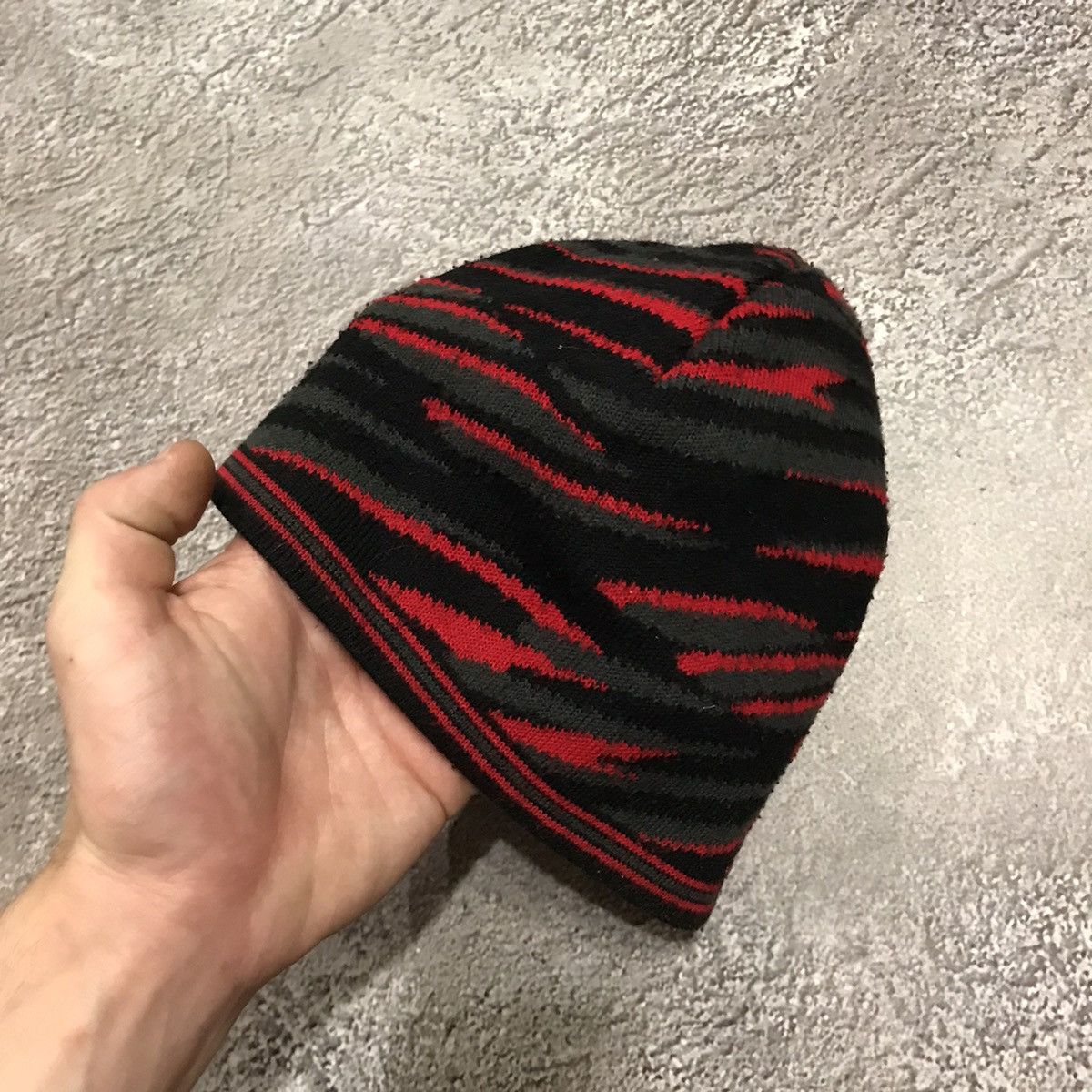 Vintage Vintage 90s Striped Beanie Red Black Emo Grunge Sun Faded OS Size ONE SIZE - 1 Thumbnail