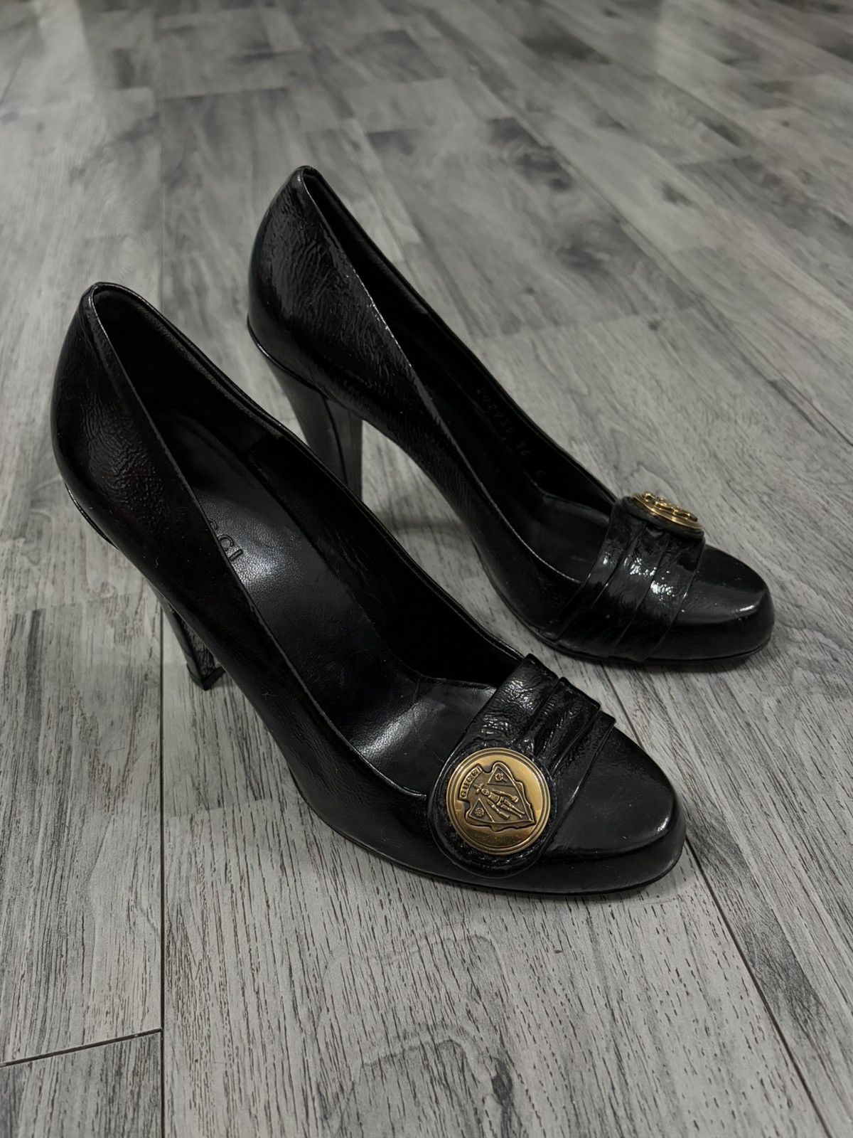 Gucci Gucci Black Patent Leather Heels with Gold Emblem Size US 6 / IT 36 - 3 Thumbnail