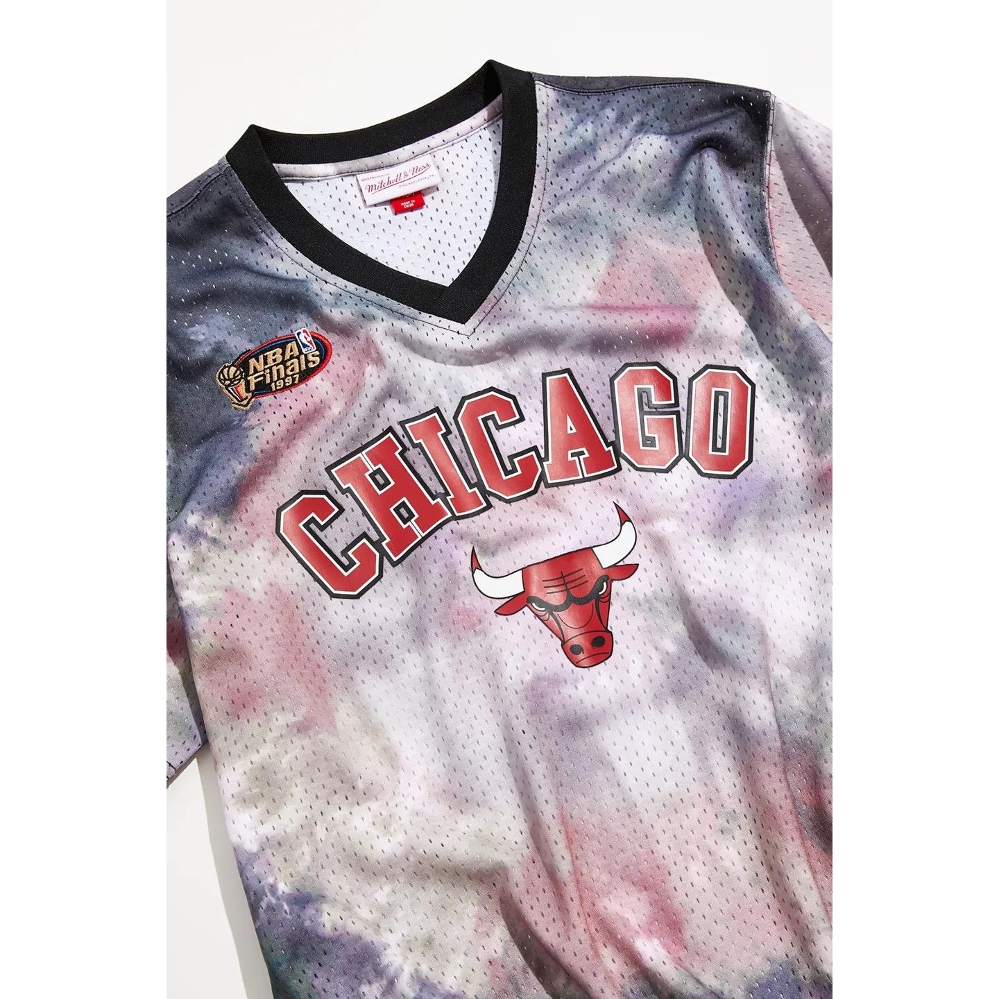 Mitchell & Ness × Urban Outfitters New UO Mitchell & Ness Chicago Bulls Tie-Dye Mesh Jersey Tee Size US L / EU 52-54 / 3 - 3 Thumbnail