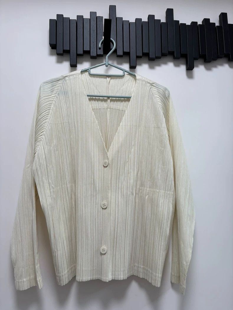 Issey Miyake Issey Miyake size:3 A beige ramie pleated V-neck cardigan Size M / US 6-8 / IT 42-44 - 2 Thumbnail