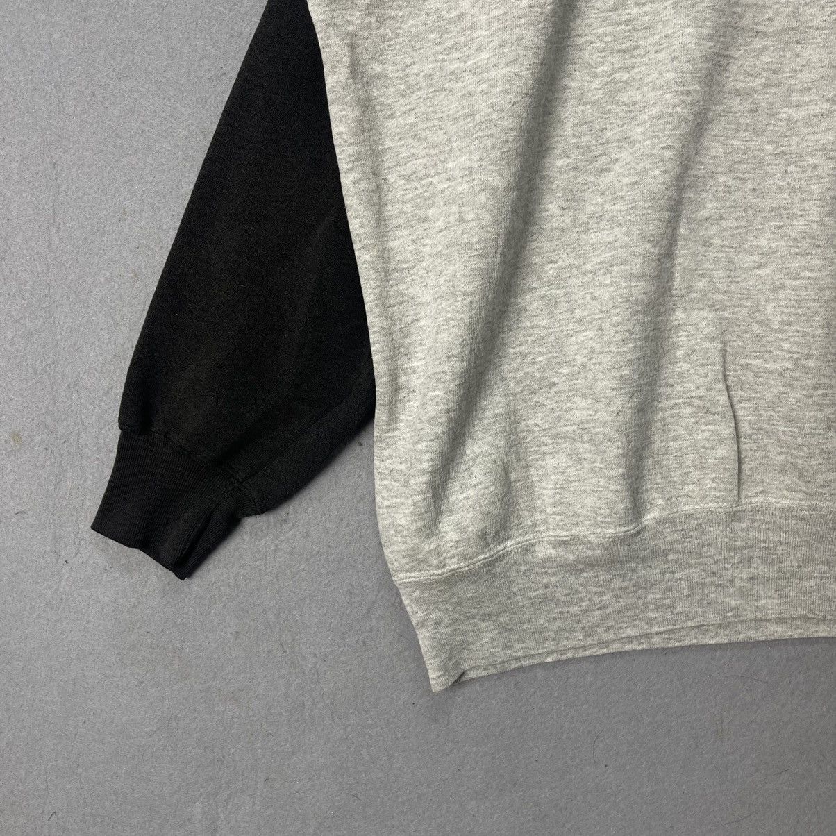 Vintage Vintage 80s Medallion Raglan Crewneck Sweatshirt Gray Black Size US L / EU 52-54 / 3 - 4 Thumbnail