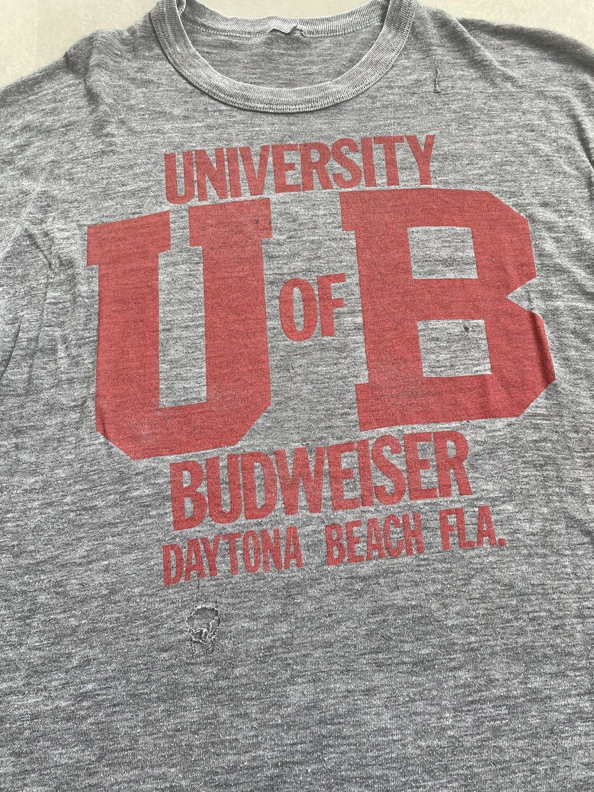 Budweiser VINTAGE UNIVERSITY OF BUDWEISER PAPERTHIN DISTRESSED TEE Size US XL / EU 56 / 4 - 2 Thumbnail