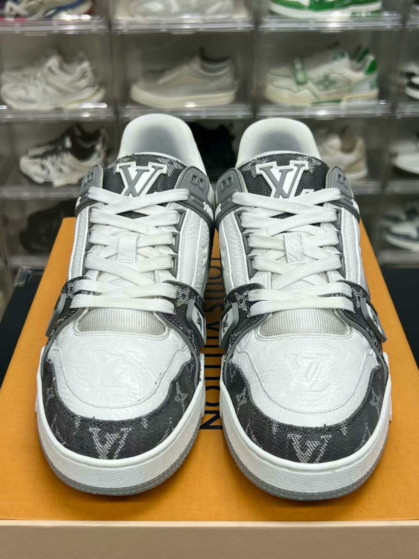 Louis Vuitton lv trainer gray and white sneakers Size US 7 / EU 40 - 1 Thumbnail