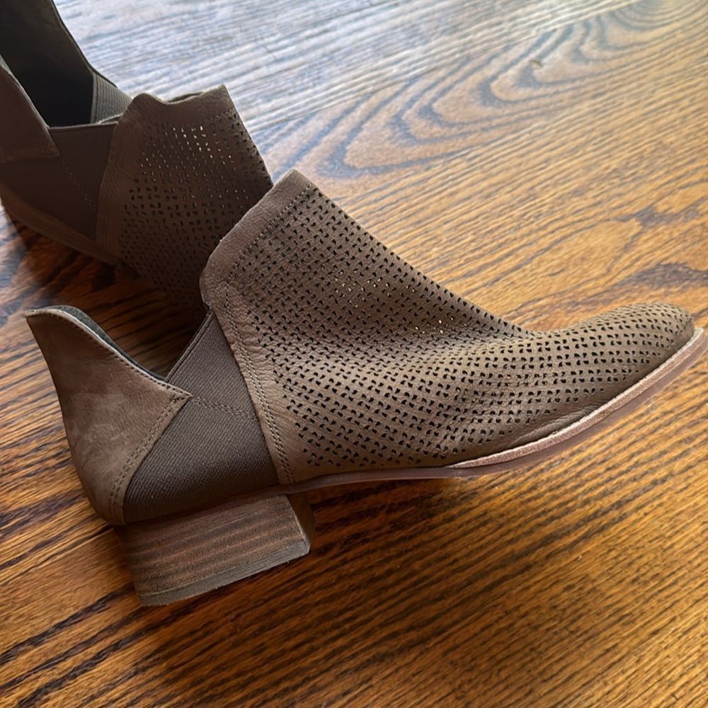 Vince Camuto Vince Camuto Celena brown suede perforated booties. Stacked Size US 10 / IT 40 - 3 Thumbnail