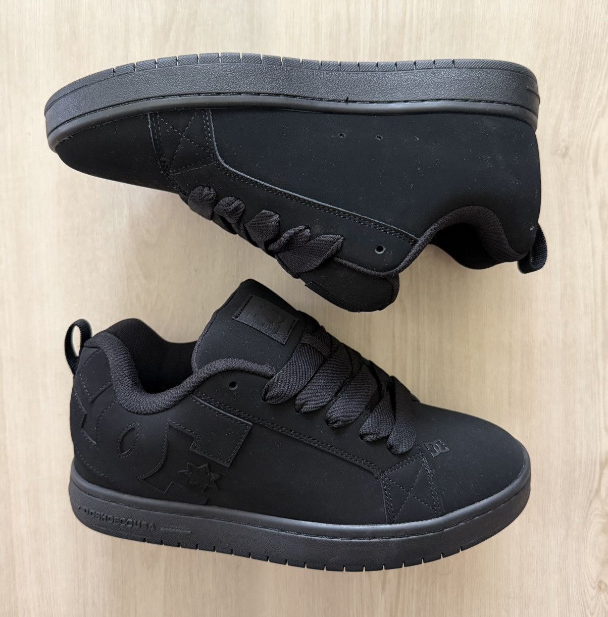 DC 2006 DC Shoes DC Court Graffik Black Low Top Suede Sneakers Size US 9 / EU 42 - 1 Thumbnail
