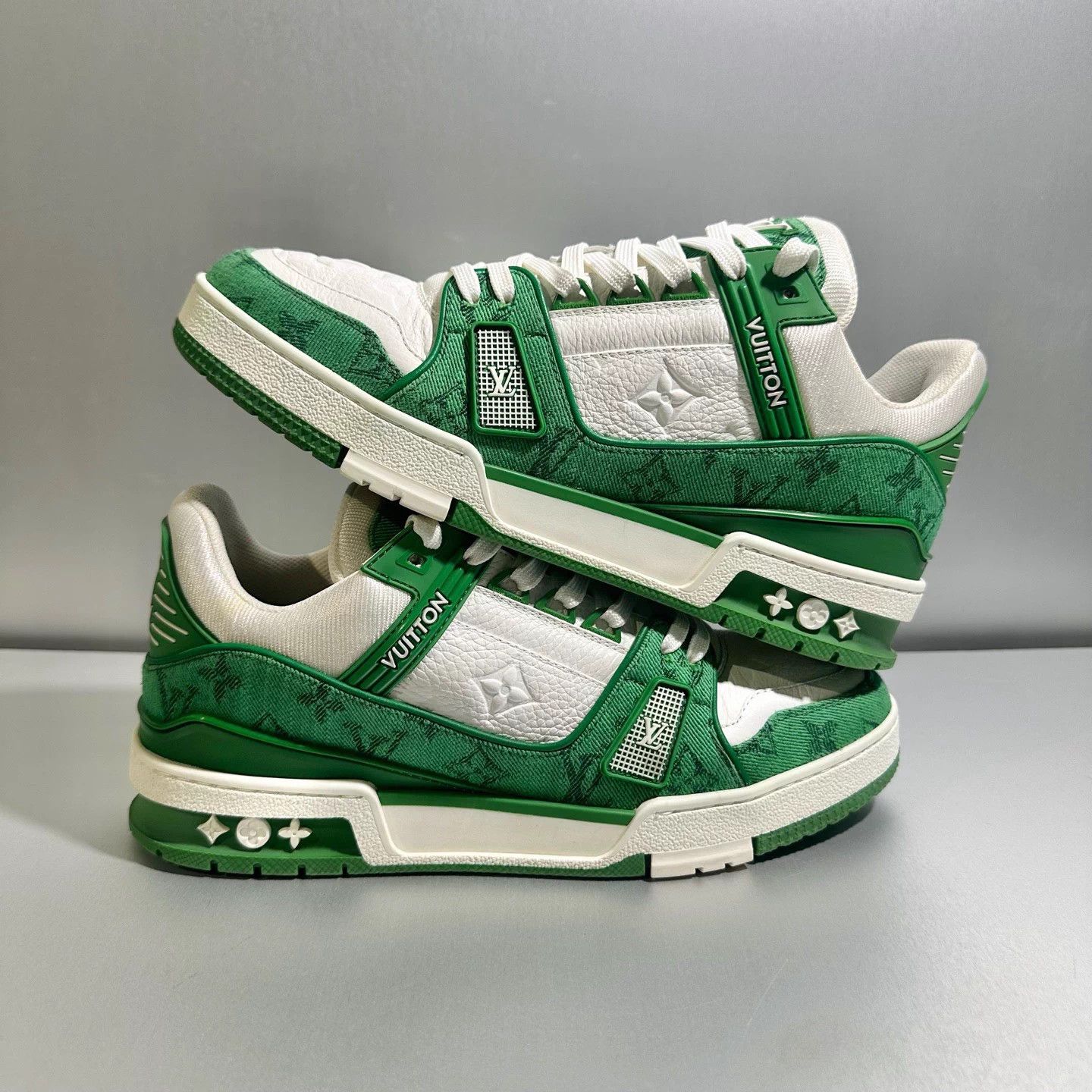 Louis Vuitton Louis Vuitton Trainer White Green 6/40 Worn once Size US 7 / EU 40 - 3 Thumbnail