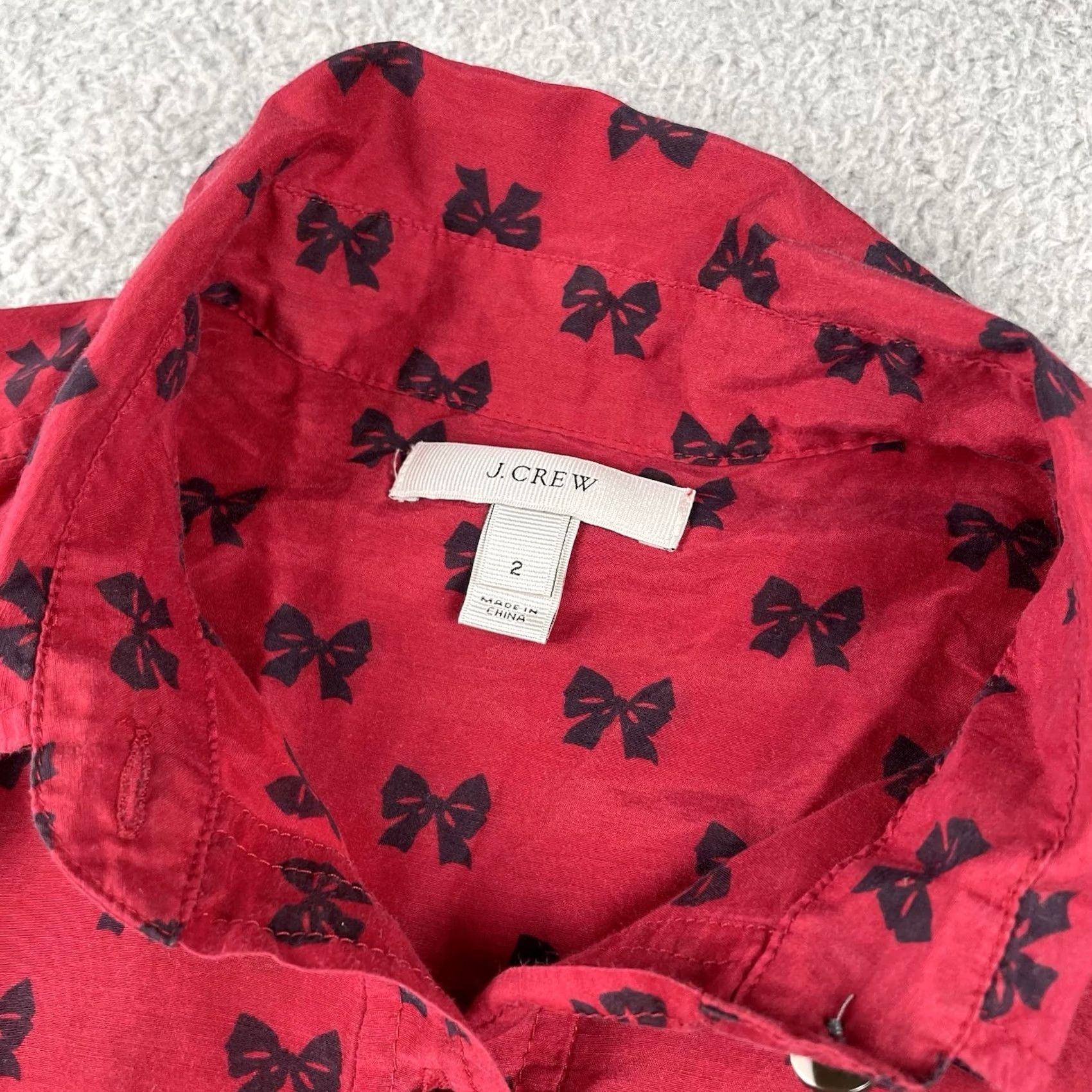 J.Crew VINTAGE J. Crew Women’s Small Red Long Sleeve Button Shirt Lightweight Bow Tie Pattern Size S / US 4 / IT 40 - 3 Thumbnail
