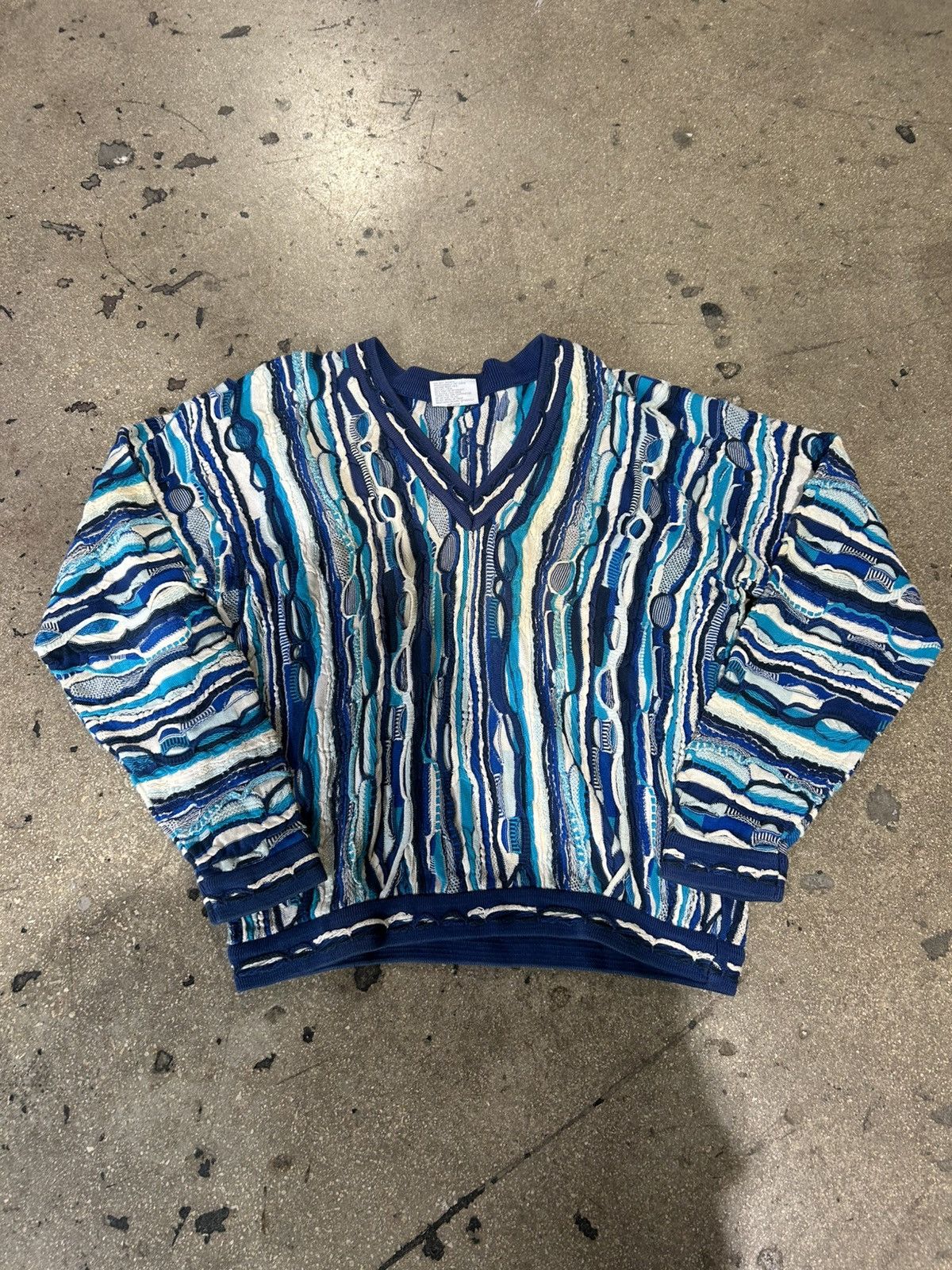 Coogi Coogi 3D Knit V Neck Sweater Size US L / EU 52-54 / 3 - 1 Thumbnail
