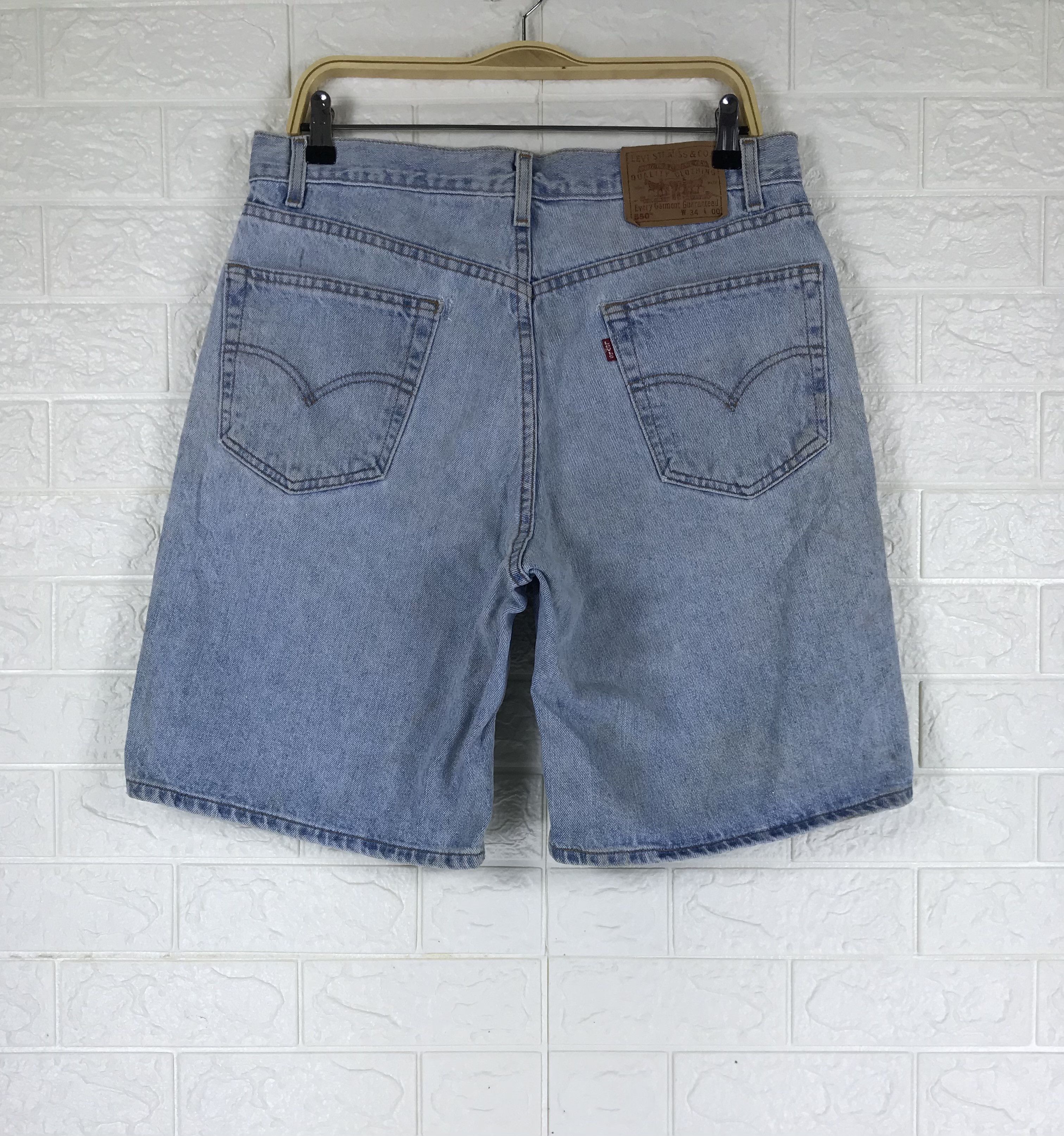 Levi's Vintage Levi's 550 Relaxed Fit Light Wash Short Jeans Size US 34 / EU 50 - 2 Thumbnail