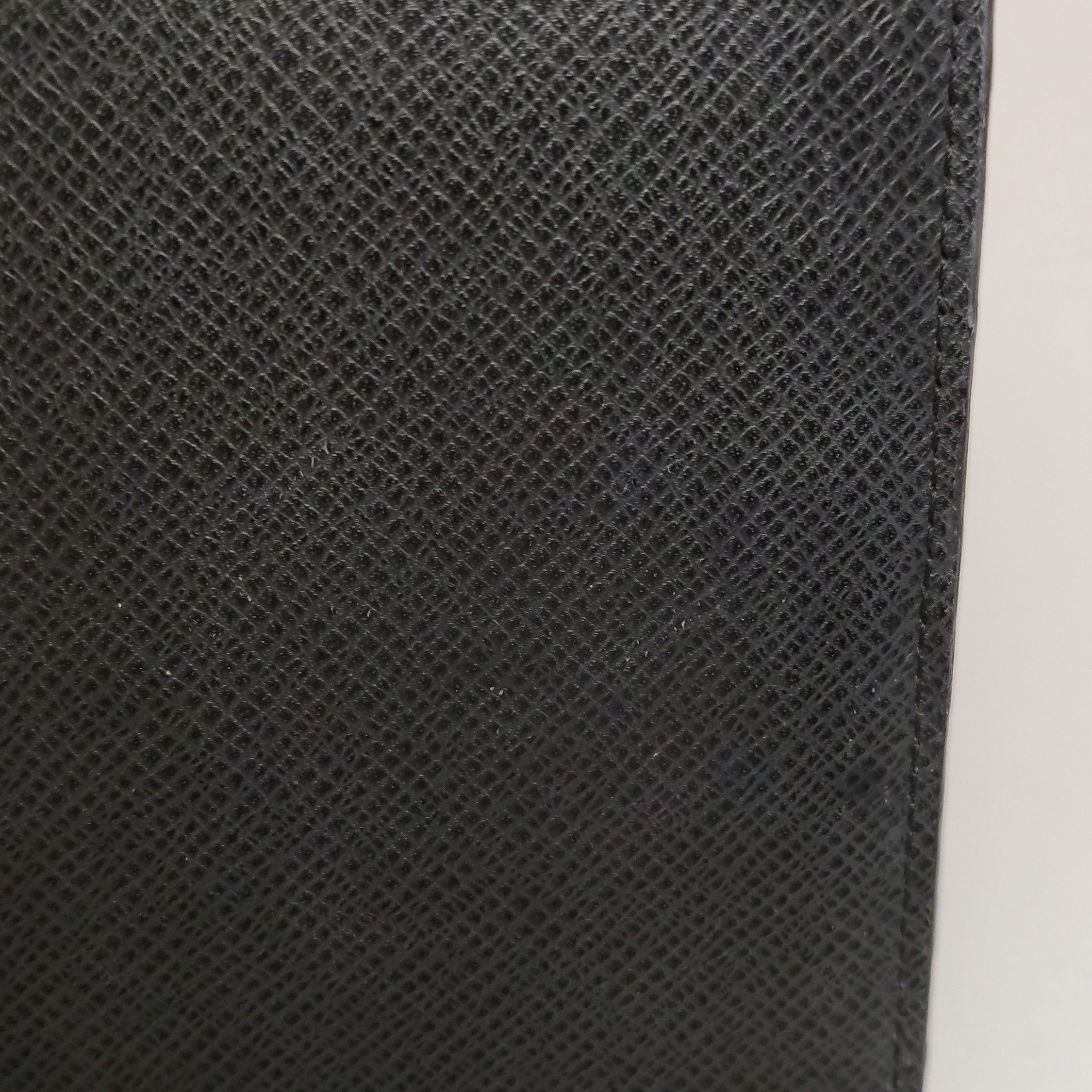 Louis Vuitton Louis Vuitton (LV) Brazza leather solid color folding card Size ONE SIZE - 5 Thumbnail