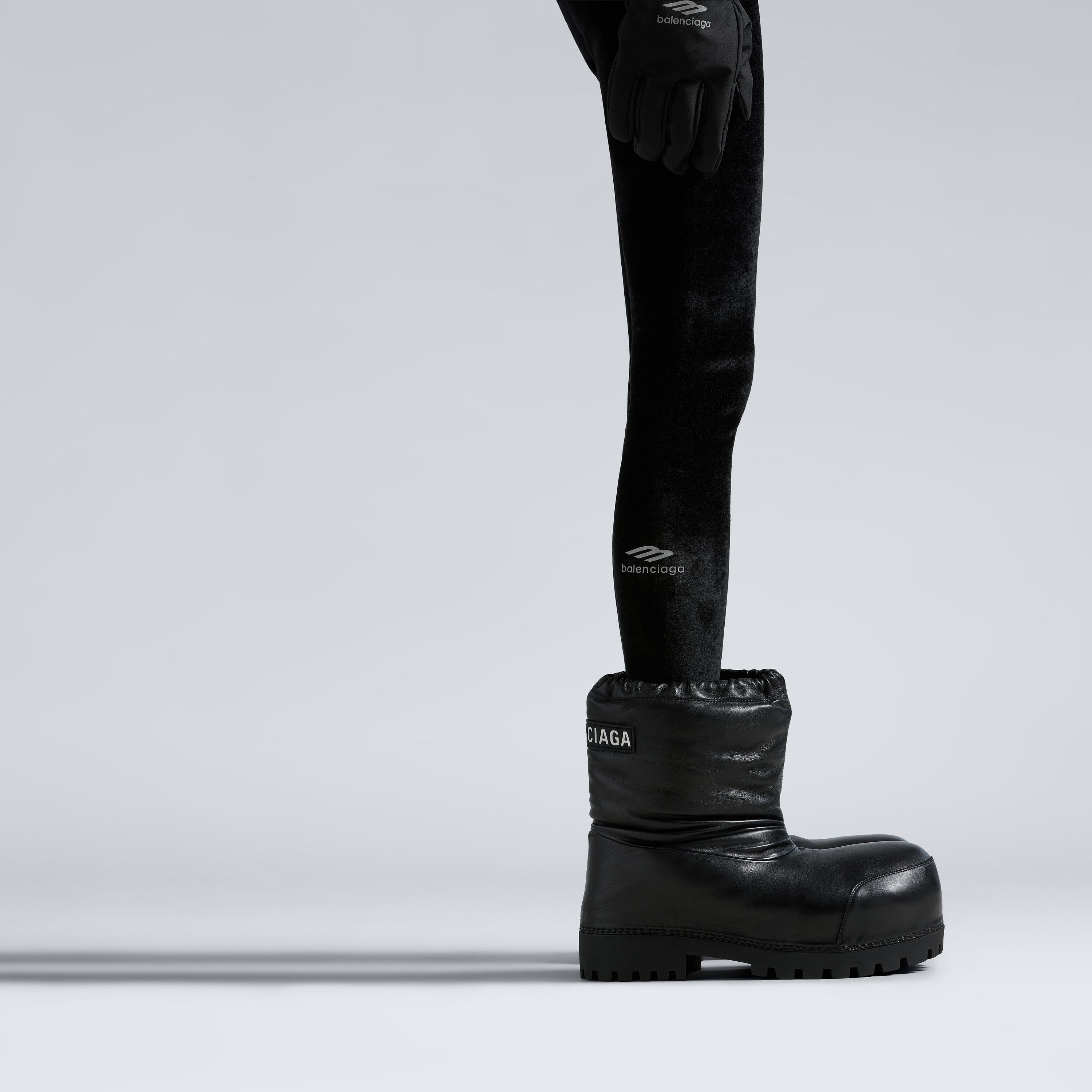 Balenciaga o1srvl11e0426 Alaska Low Boots in Black Size US 7 / IT 37 - 9 Thumbnail