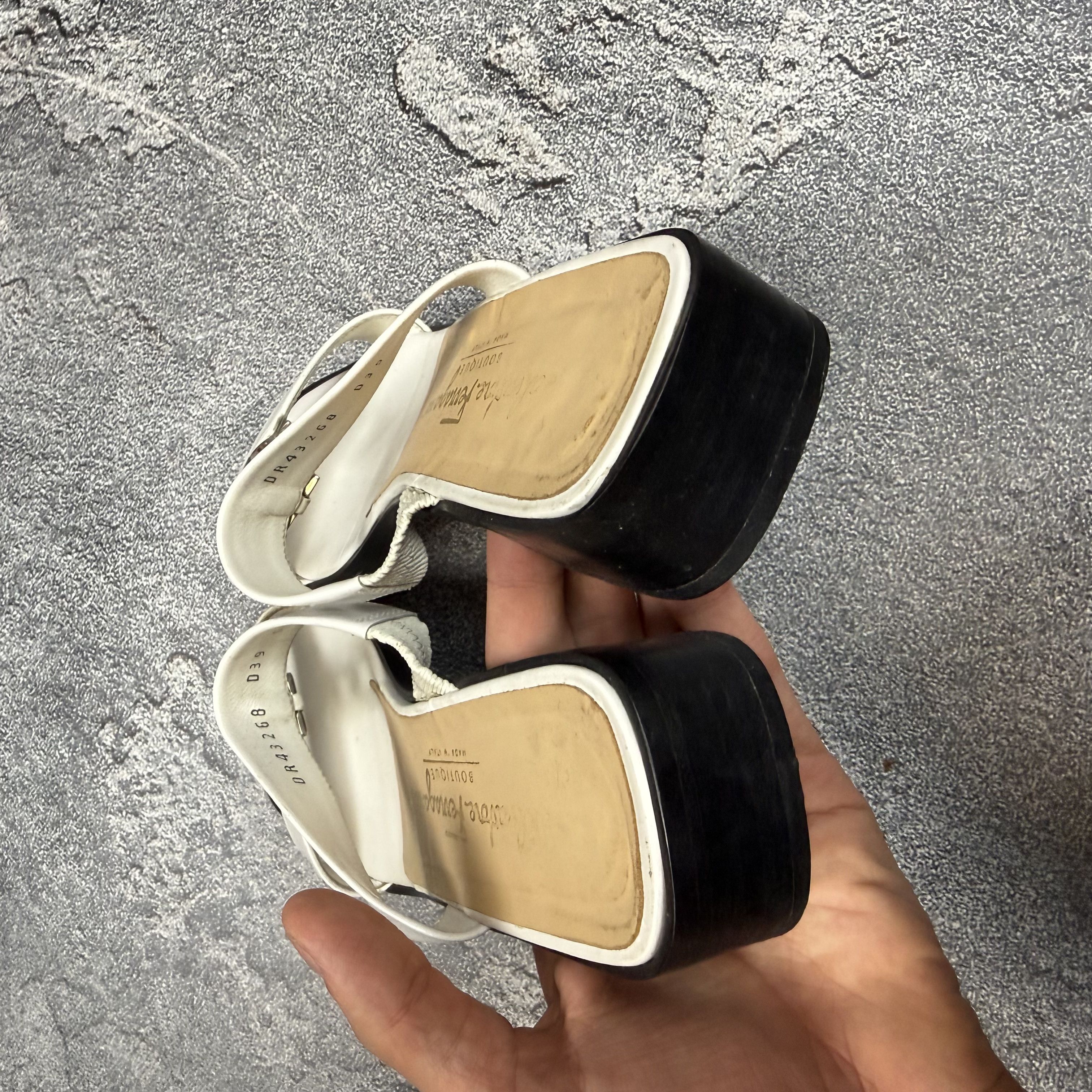 Salvatore Ferragamo Ferragamo 90s White Sandals with Metal Chain Detail Size US 6 / IT 36 - 9 Thumbnail