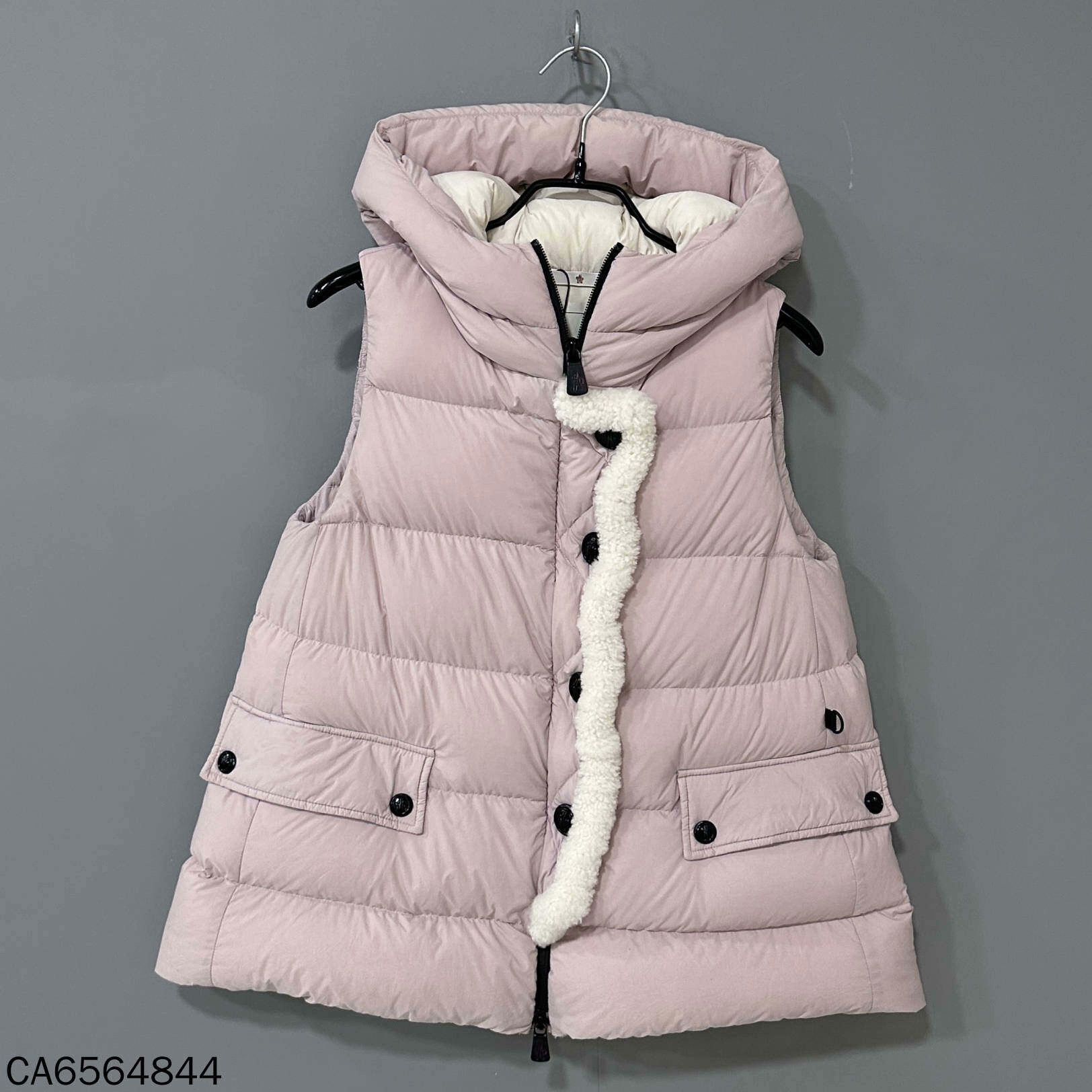 Moncler Moncler Down White Down Jacket S Women Size S / US 4 / IT 40 - 1 Thumbnail