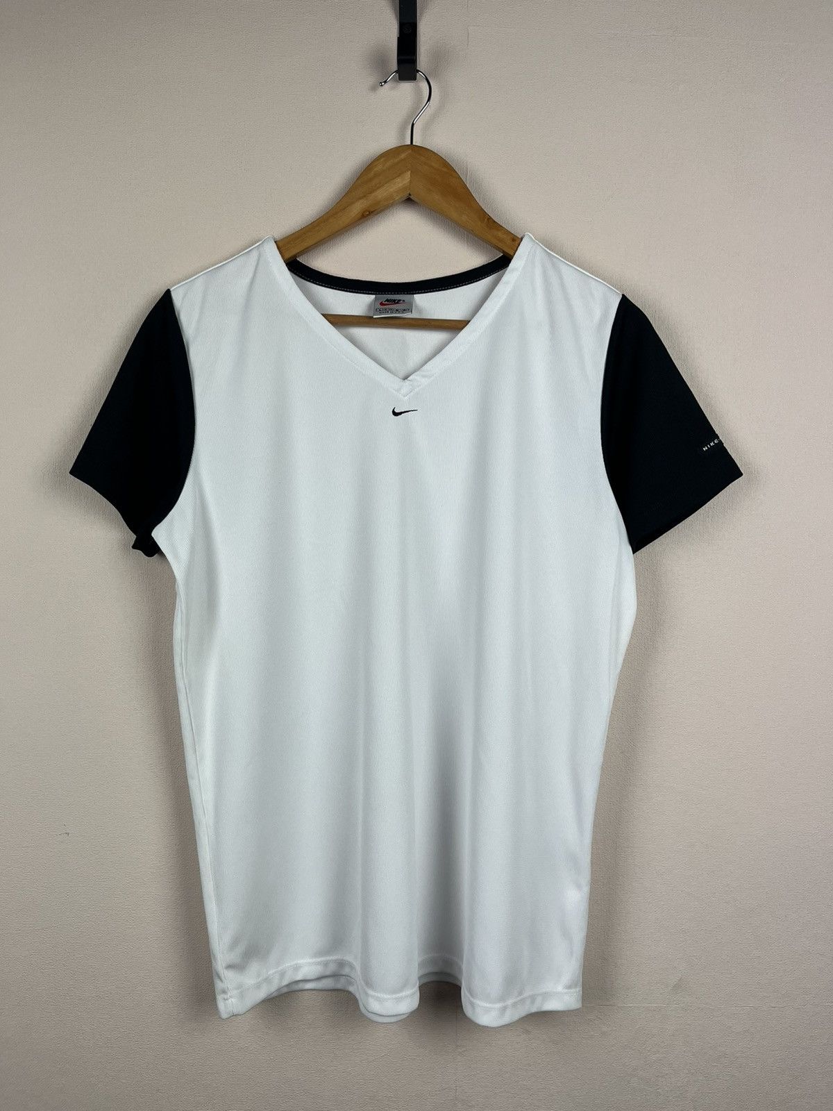Nike Vintage Womens Nike Y2K T Shirt Center Logo Size L USA Size L / US 10 / IT 46 - 1 Thumbnail