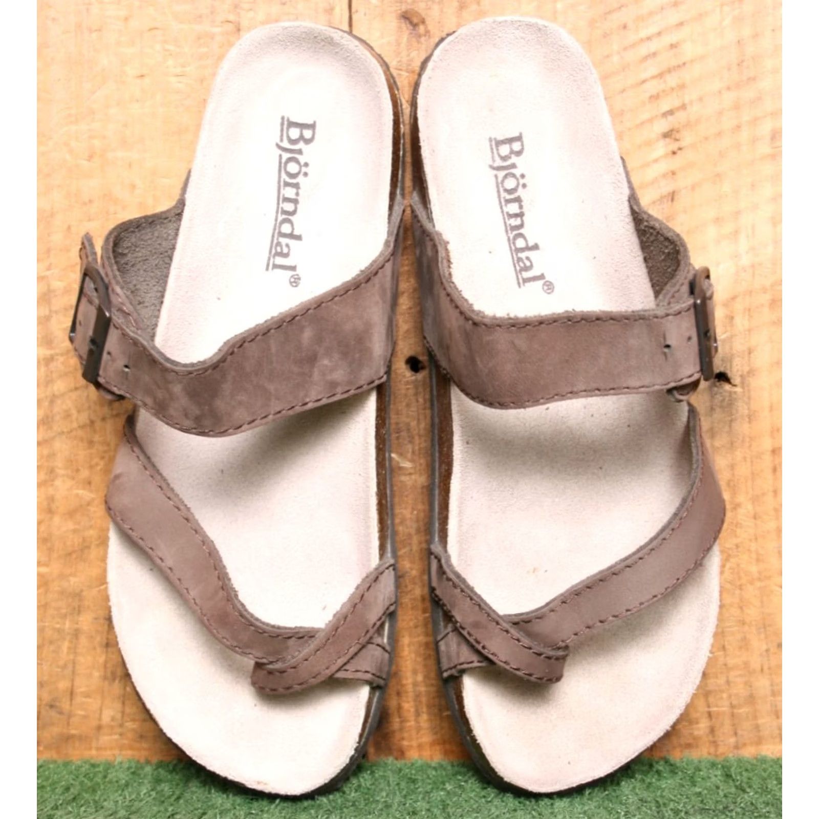 Vintage VINTAGE BJORNDAL Dartmouth Brown Leather Toe Loop Slide Sandals Women's 9B Size US 9 / IT 39 - 4 Thumbnail