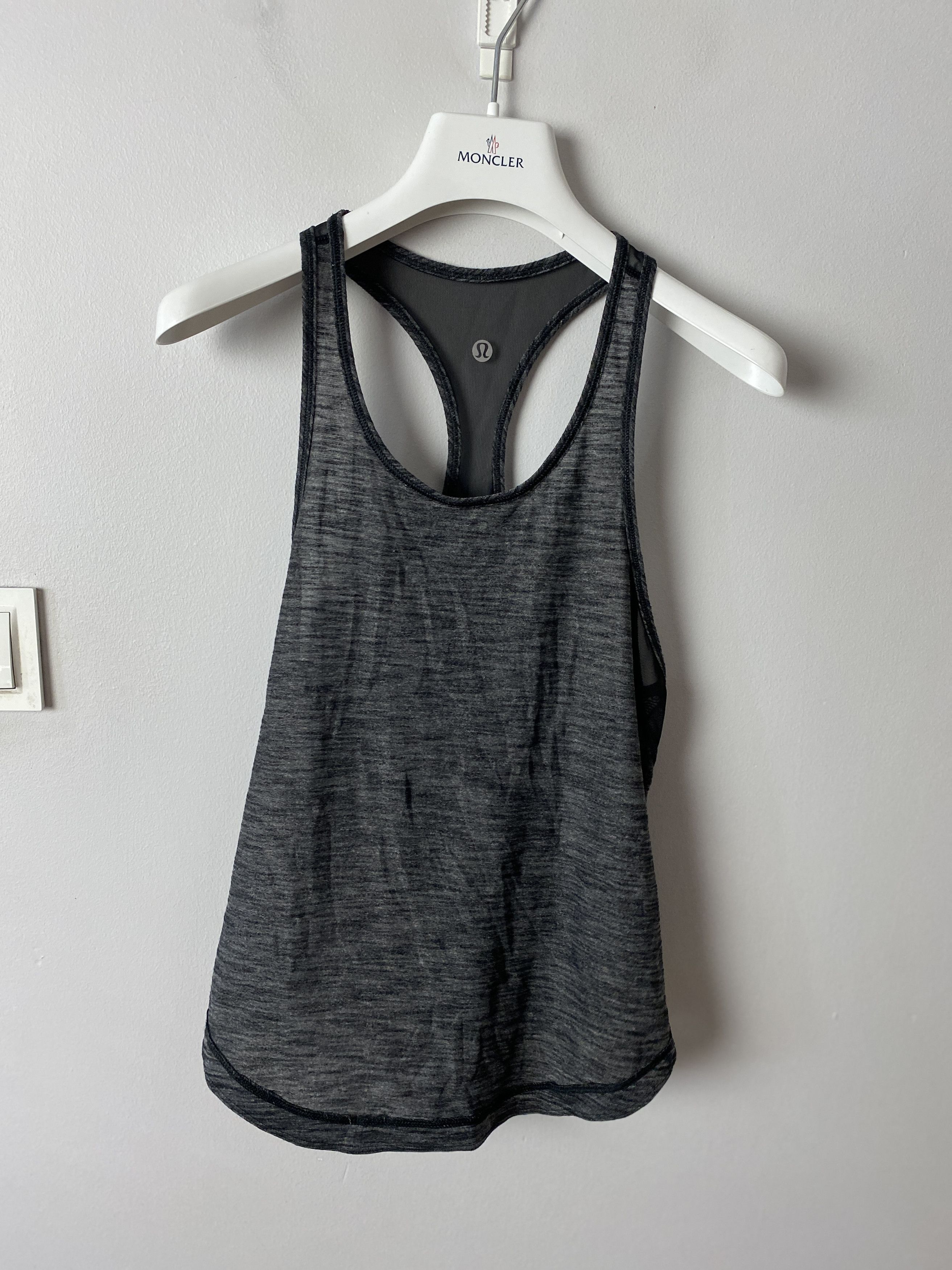 Lululemon Lululemon small logo sport tank top t-shirt sleeveless Size XS / US 0-2 / IT 36-38 - 1 Thumbnail