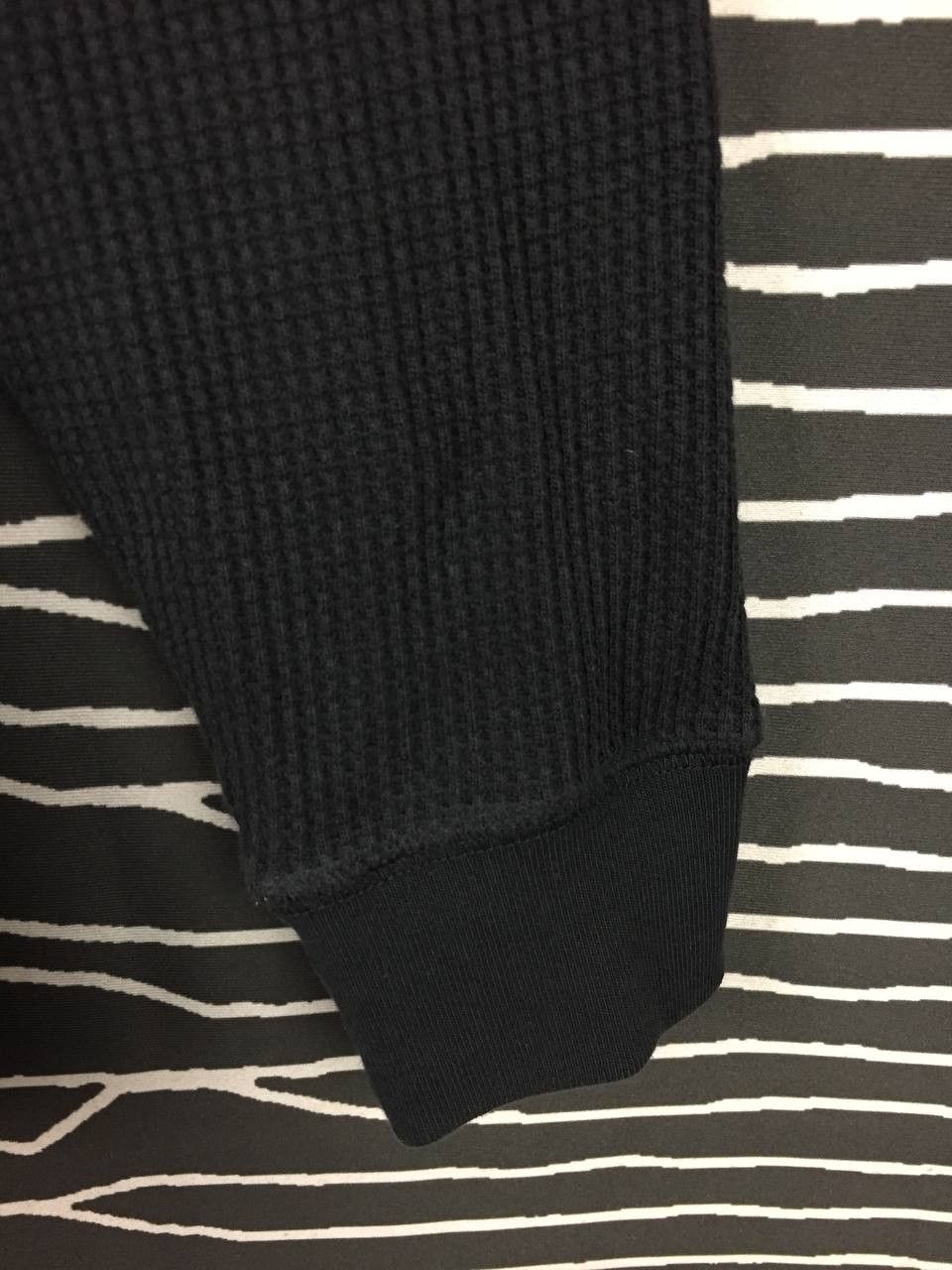 Uniqlo Uniqlo Waffle Knit Henley Long Sleeve Tee Size L Size US L / EU 52-54 / 3 - 4 Thumbnail