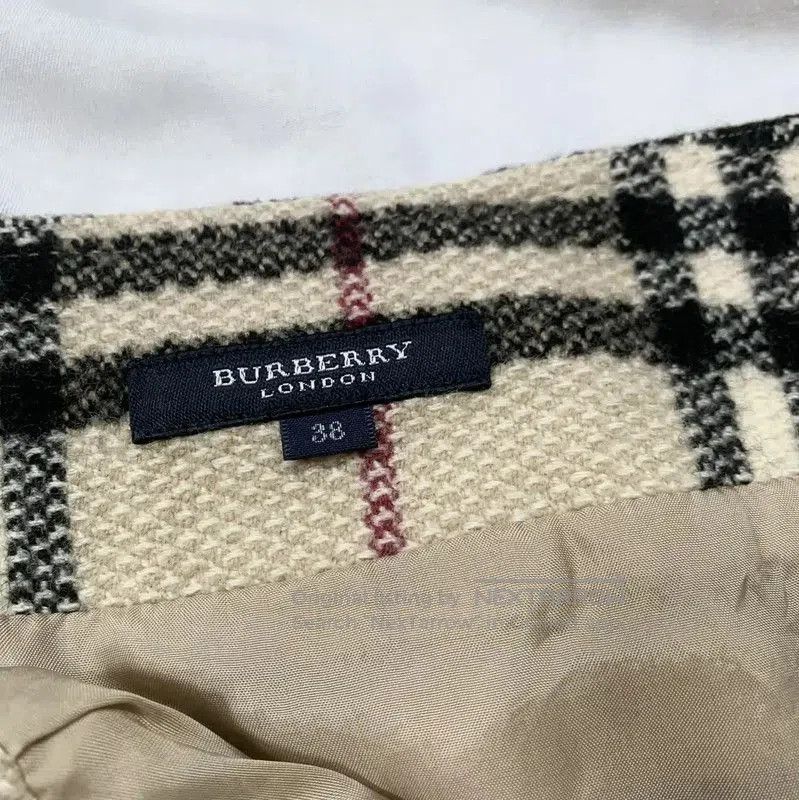 Burberry Burberry Wool Midi Skirt in Khaki Color. Size 23" - 5 Thumbnail