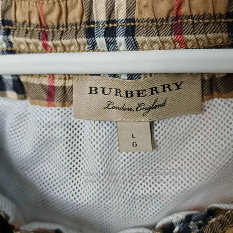 Burberry Burberry Women's Khaki Check Cotton Shorts. Size 29" - 5 Thumbnail