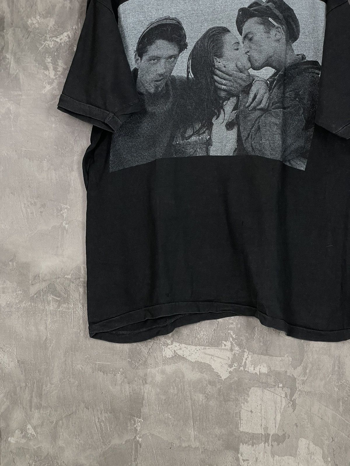 Japanese Brand Avant Garde Vintage Faded Distressed 90s “Kiss” T shirt Size US L / EU 52-54 / 3 - 5 Thumbnail