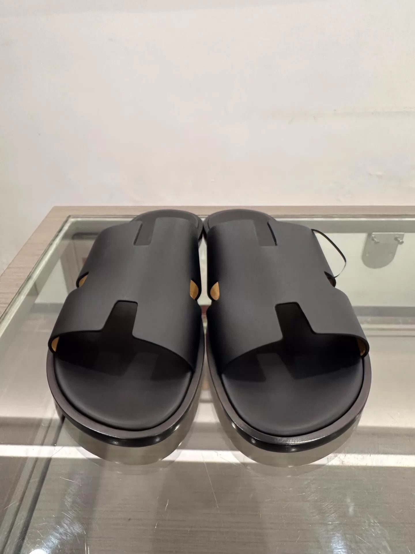 Hermes Hermes Izmir H Logo Men's Black Flip-Flops 41 Size US 8 / EU 41 - 3 Thumbnail