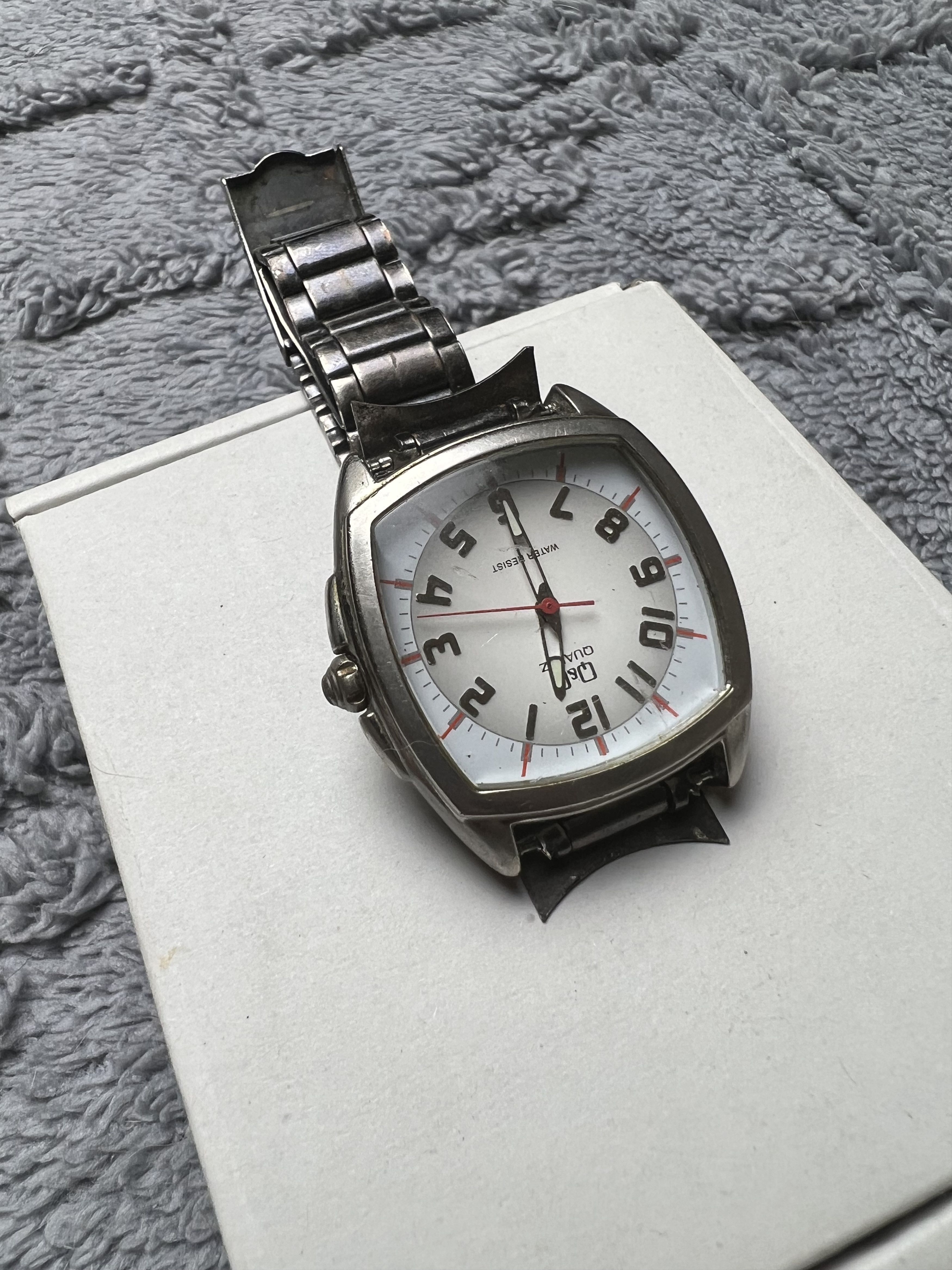 Vintage Futuristic Minimalistic Q&Q Japanese Style Bracelet Watch Size ONE SIZE - 8 Thumbnail