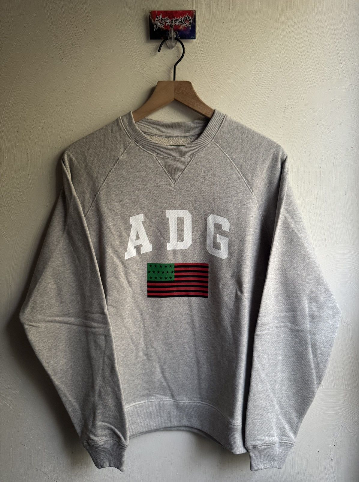 DENIM TEARS Denim Tears ADG Pan African American Flag Crewneck Grey Size US M / EU 48-50 / 2 - 1 Thumbnail