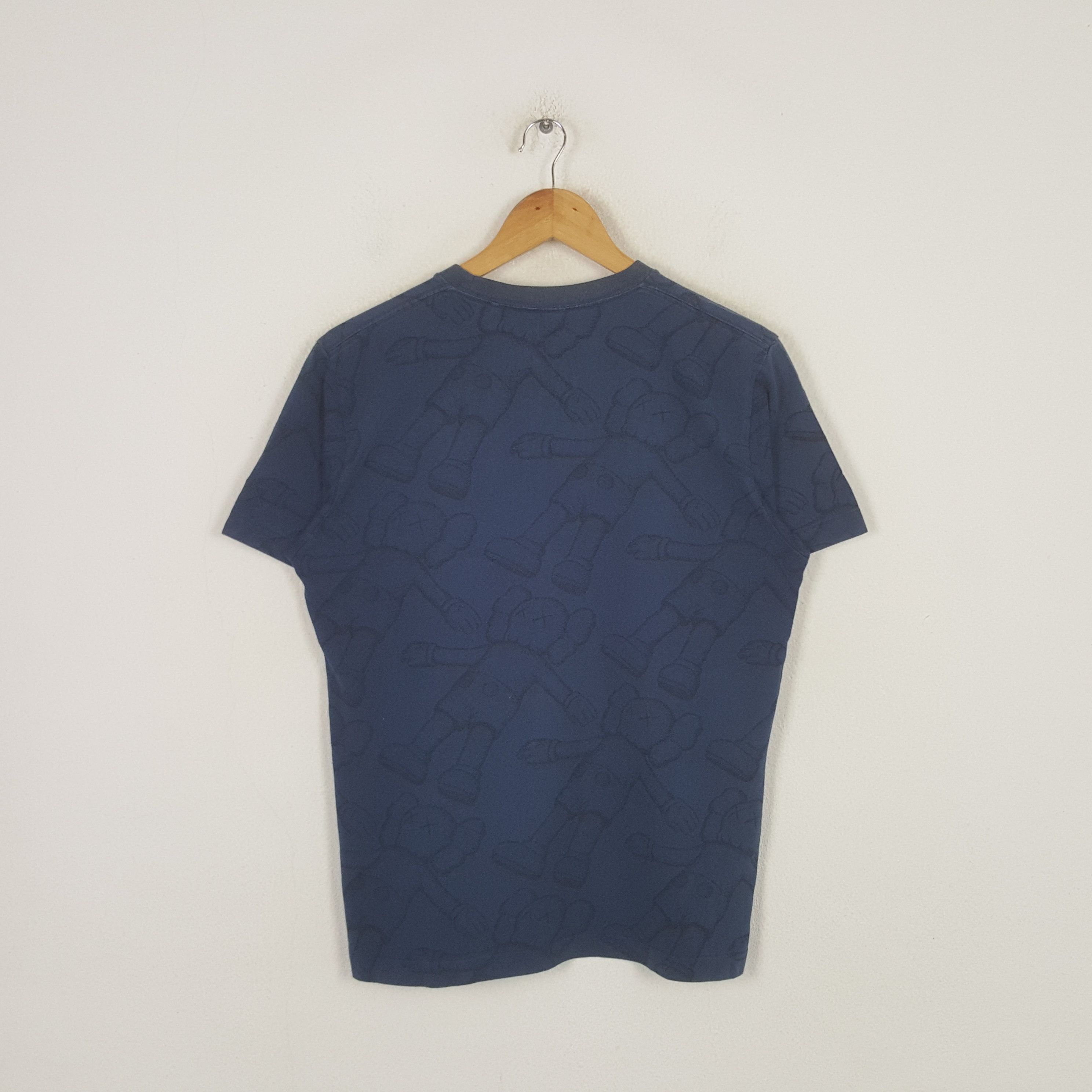 Kaws Vintage Kaws Fullprint Uniqlo Tshirt RR25 Size US M / EU 48-50 / 2 - 3 Thumbnail