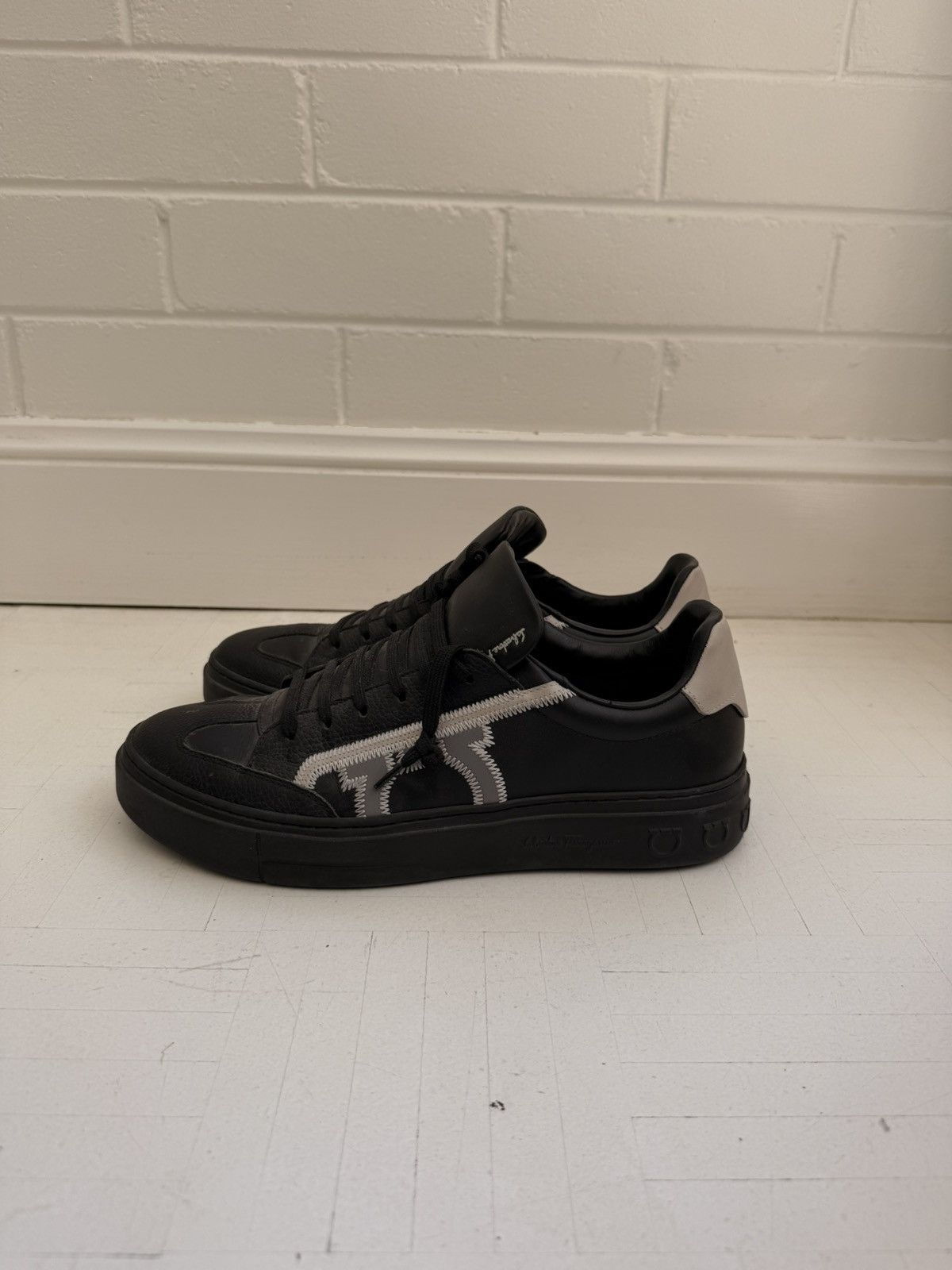 Salvatore Ferragamo Fergamo sneakers barely worn Size US 8.5 / EU 41-42 - 9 Thumbnail