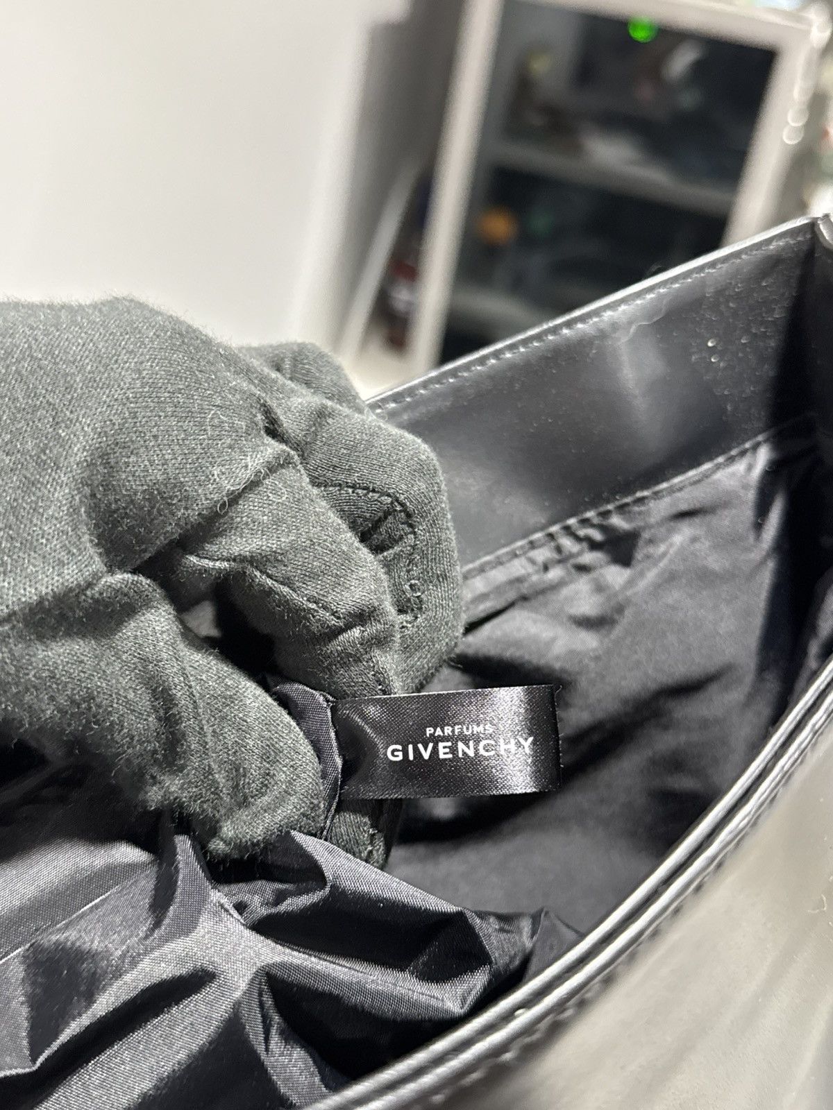 Givenchy GIVENCHY Parfums Black Canvas Messenger Bag – VIP Gift Size ONE SIZE - 7 Thumbnail
