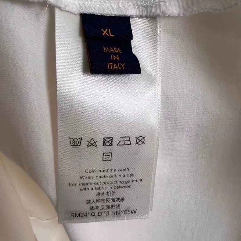 Louis Vuitton Louis Vuitton Embossed Logo chest short sleeve Size US XL / EU 56 / 4 - 4 Thumbnail