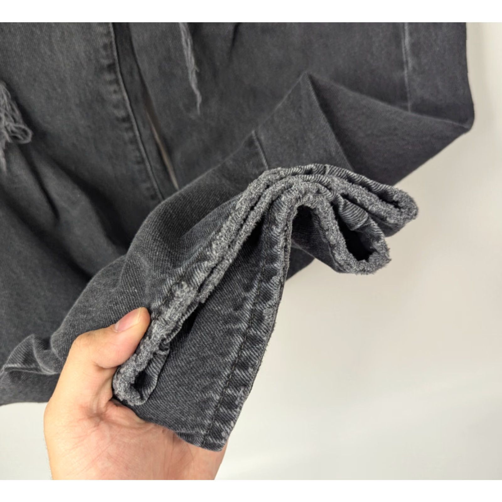 Levi's VINTAGE Levi's Jeans Relaxed Baggy Dad 25 Black Denim Distressed 90s Grunge Womens Jeans Levi's Baggy Dad Style Distressed Rip Mid Rise Cotton Denim Size 42" / US 20 - 3 Thumbnail