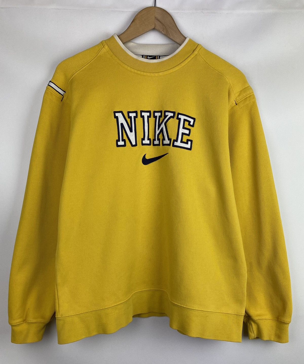 Nike VTG 90s Nike Big Logo Embroidered Sweatshirt Pullover Size US S / EU 44-46 / 1 - 1 Thumbnail