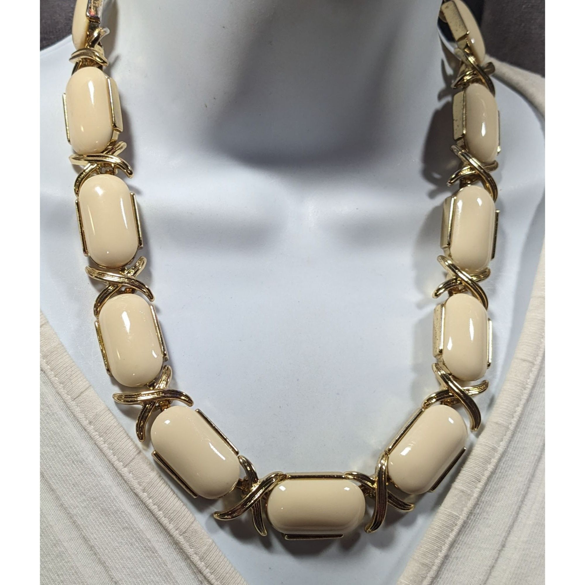 Talbots Talbots Preppy Elegant Cream And Gold Tone Statement Necklac Size ONE SIZE - 6 Thumbnail