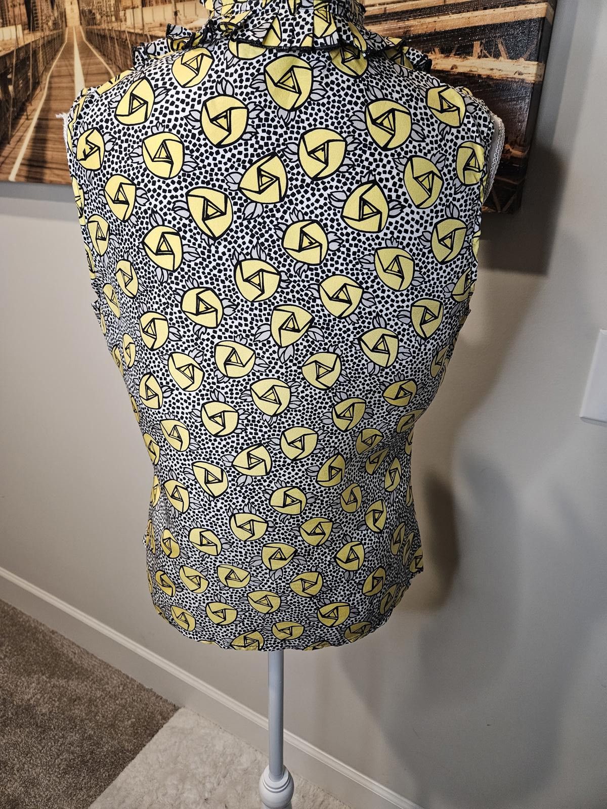 Designer 100% Silk Doncaster Yellow Graphic Ruffle Blouse Size L / US 10 / IT 46 - 3 Thumbnail