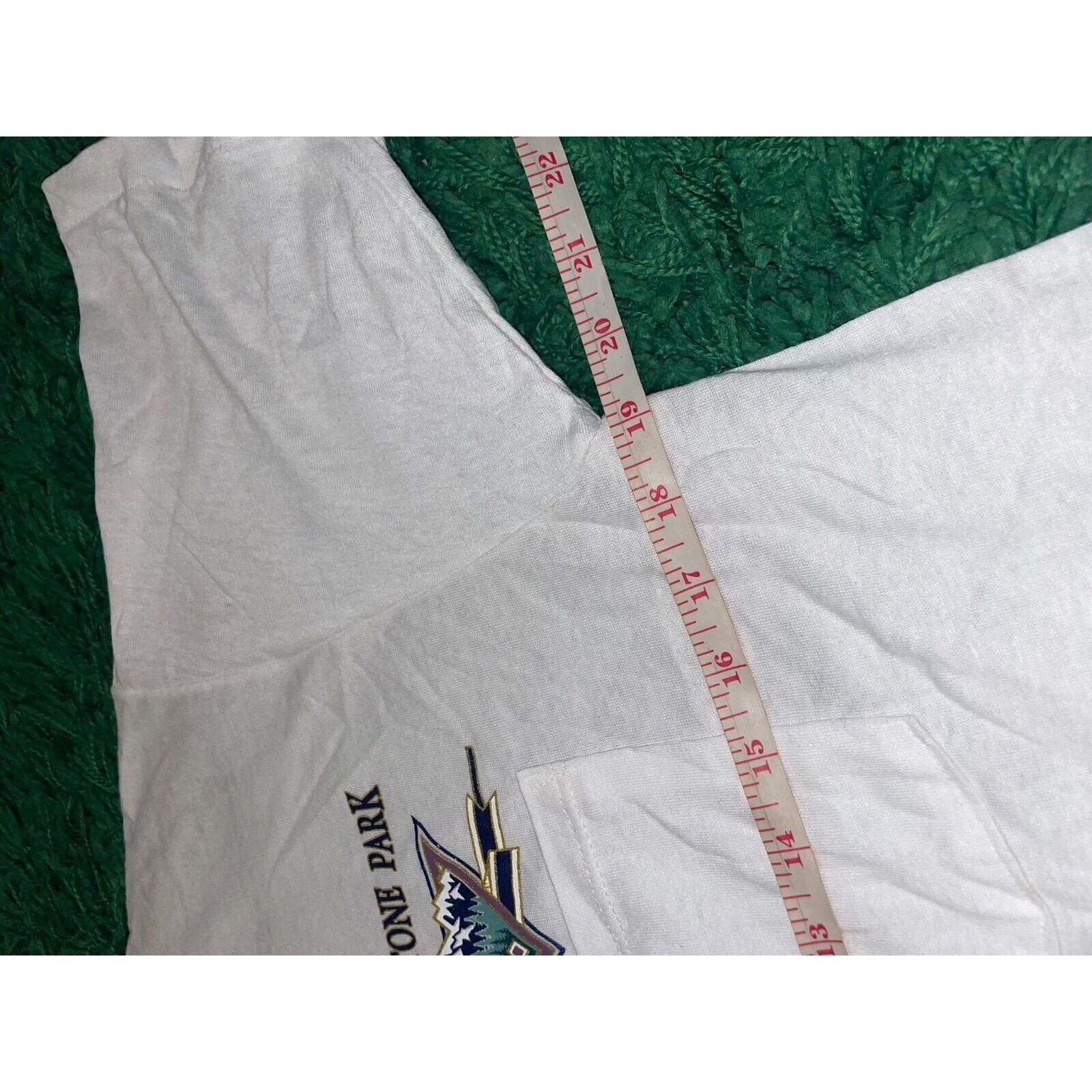 Jerzees Vintage Yellowstone National Park Front Pocket White L Shirt Size US L / EU 52-54 / 3 - 9 Thumbnail