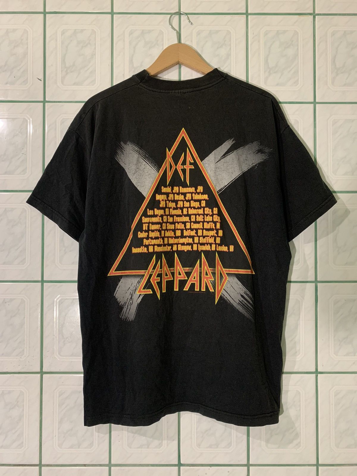 Band Tees × Def Leppard × Vintage 2002 Vintage Def Leppard Rock Tour Fade Tee Size US L / EU 52-54 / 3 - 3 Thumbnail