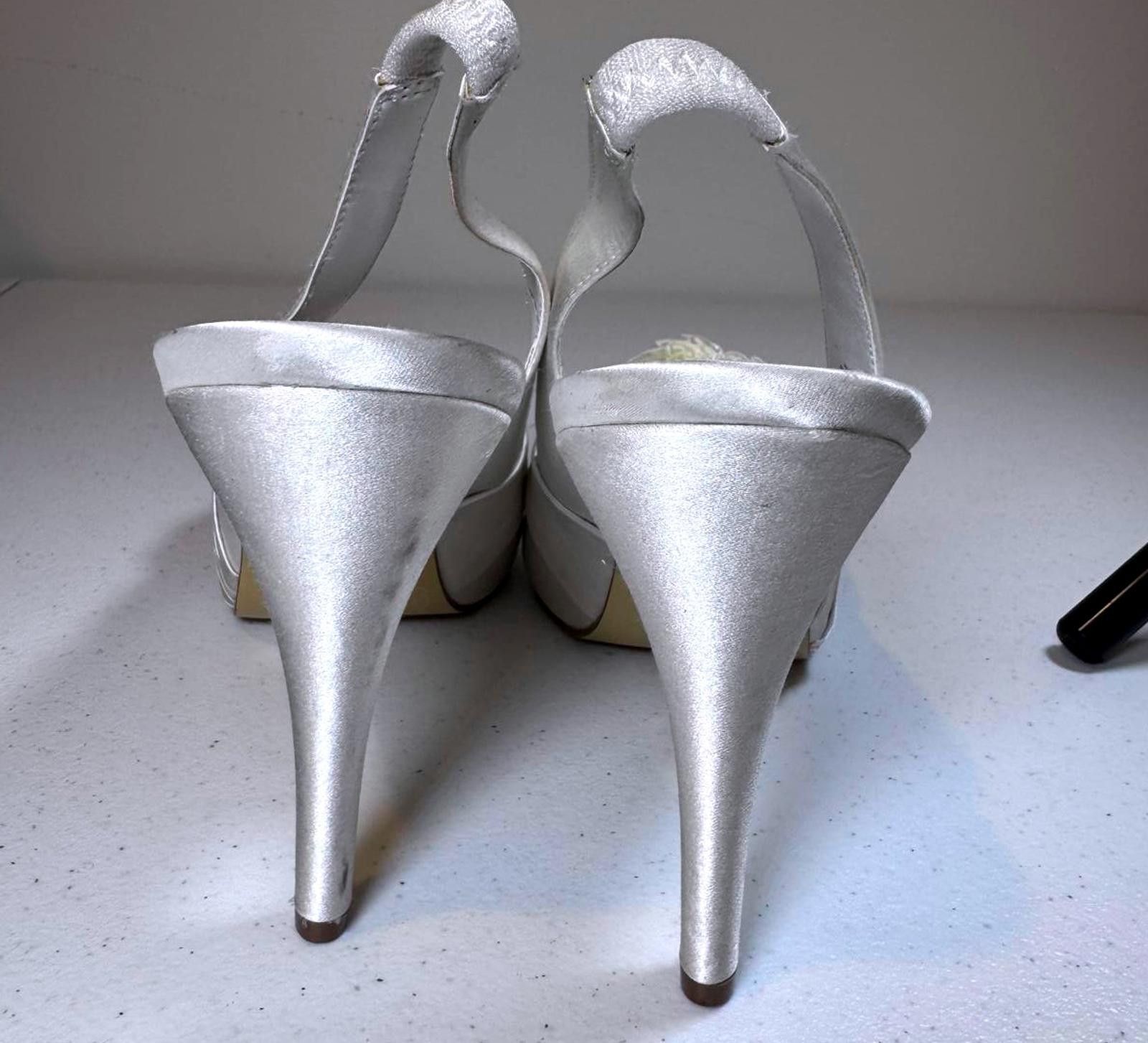 Designer Elegant White Slingback Heels by White House Black Market Size US 11 / IT 41 - 5 Thumbnail