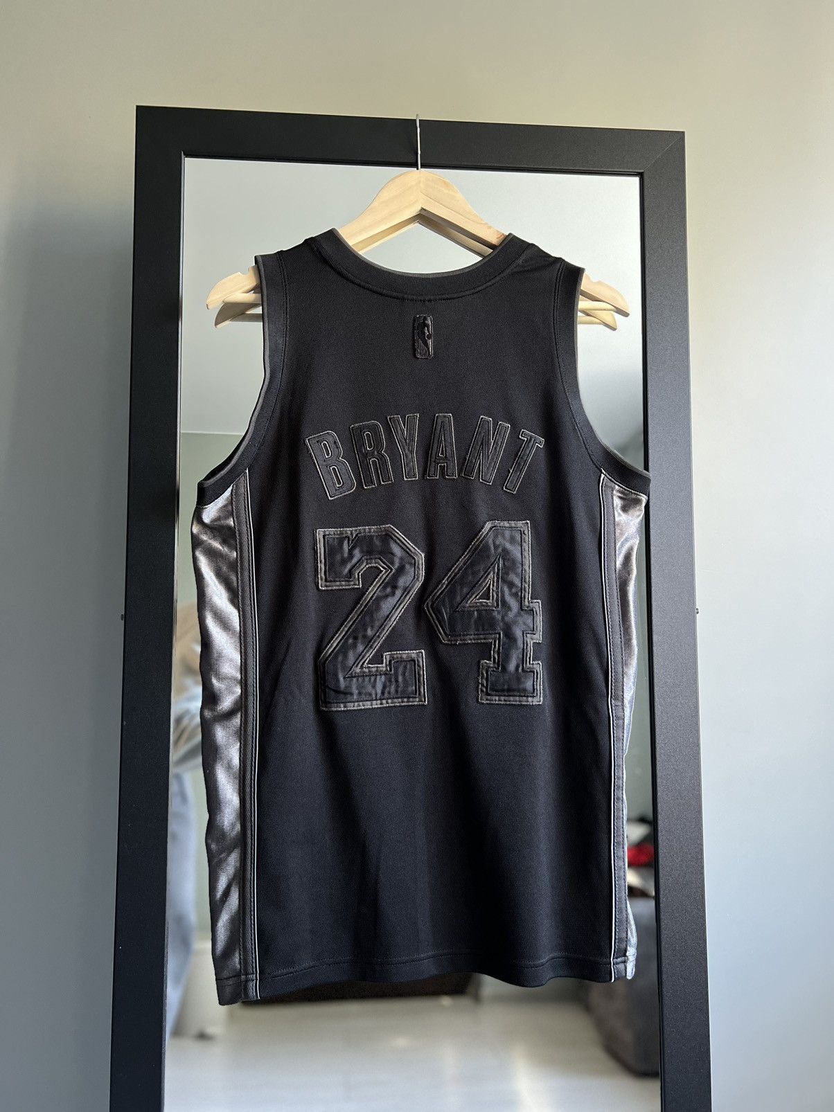 Champion RARE❗️NBA LA Lakers #24 Kobe Bryant All Black Jersey Size US S / EU 44-46 / 1 - 1 Thumbnail