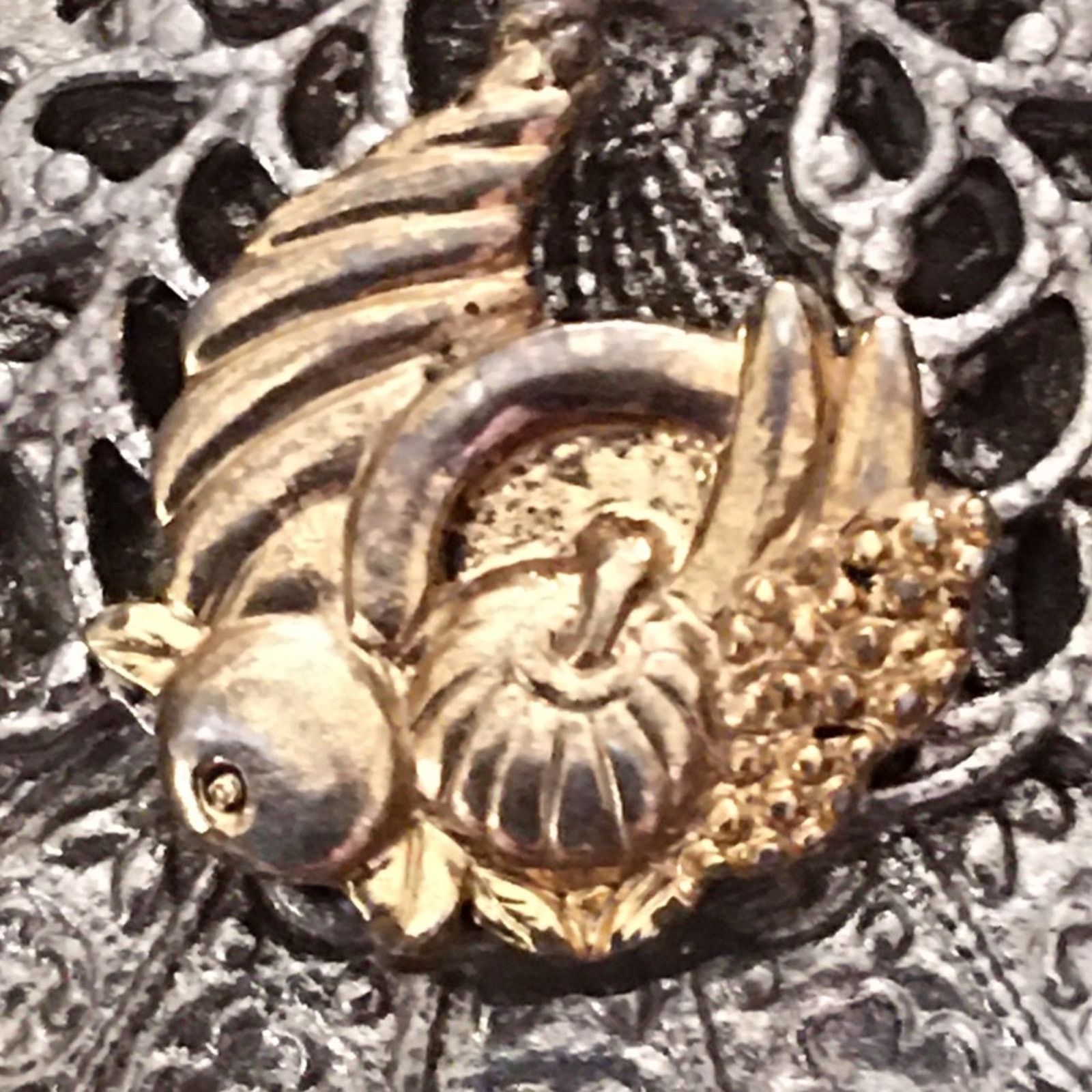 Vintage Vintage cornucopia crest two tone brooch pin Size ONE SIZE - 2 Thumbnail