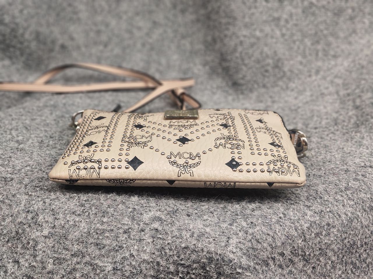 MCM MCM Authentic Vintage Small beige monogram crossbody Zip Bag Size ONE SIZE - 9 Thumbnail