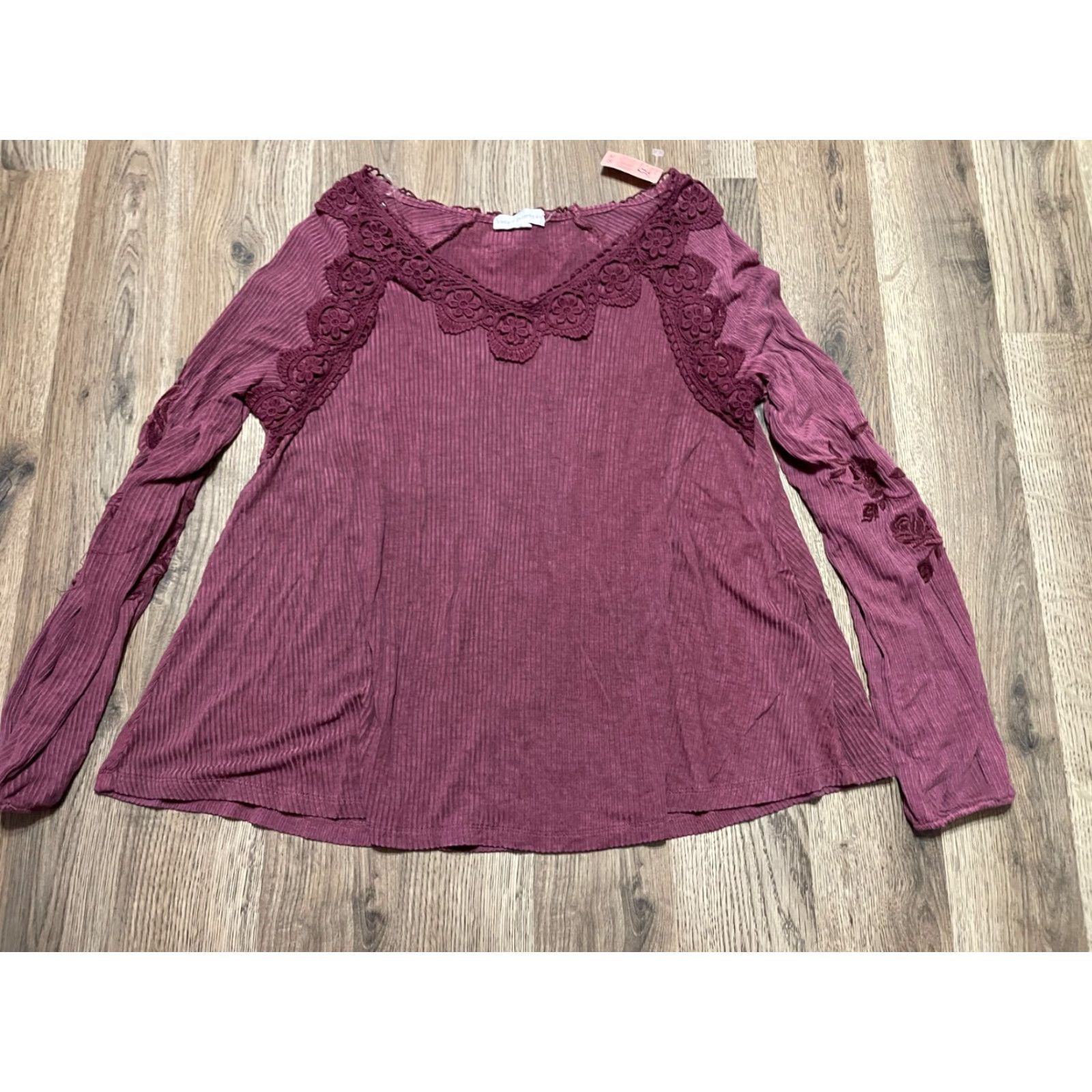 Vintage Coco+Jaimeson Shirt Women's XS Purple Roses on Sleeve T-Shirt V-Neck Long Sleeve Casual Basic Modern Rose Pattern Adults Size XS / US 0-2 / IT 36-38 - 2 Thumbnail