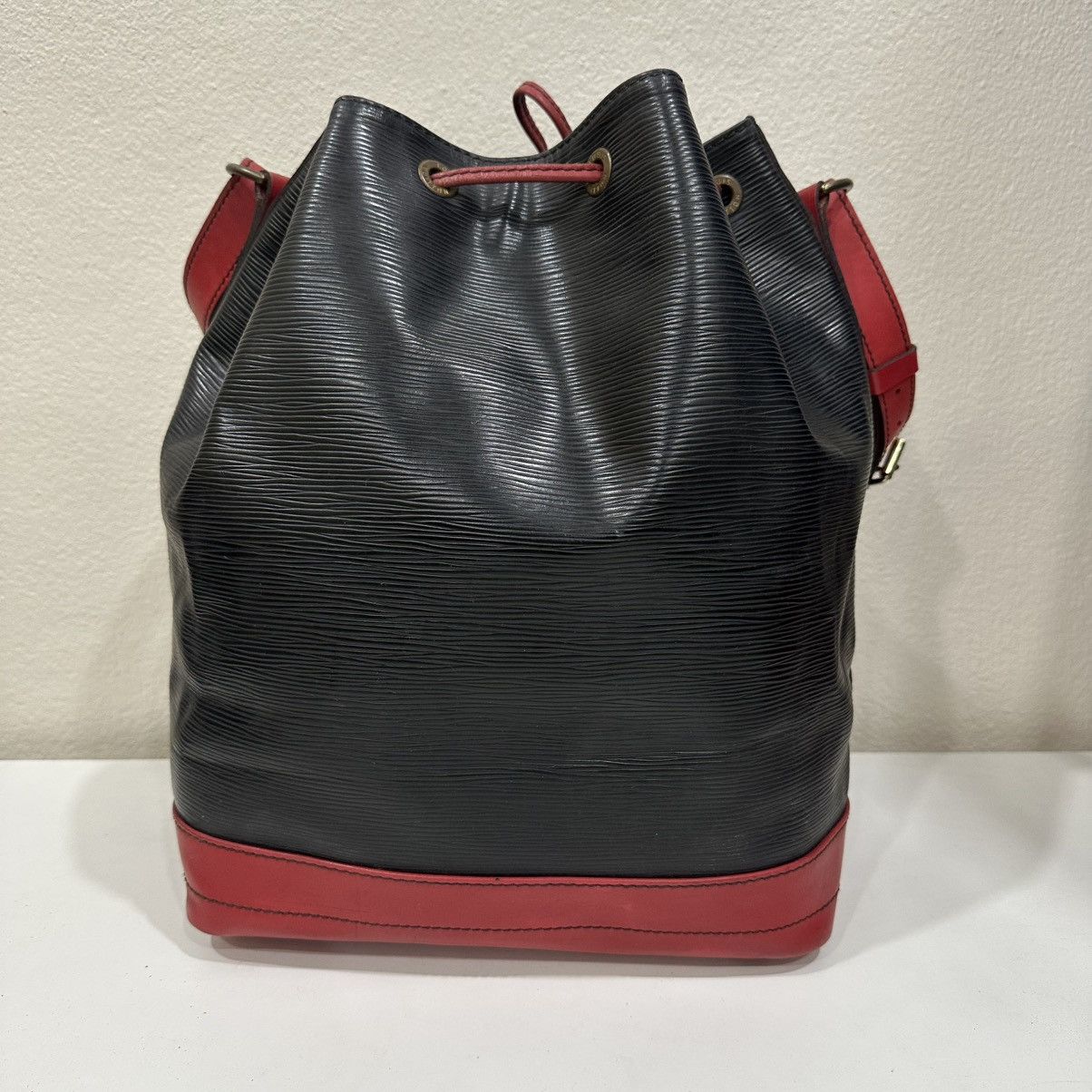 Louis Vuitton ‼️LD‼️LOUIS VUITTON LARGE NOE BICOLOR EPI LEATHER SHOULDER BAG Size ONE SIZE - 3 Thumbnail