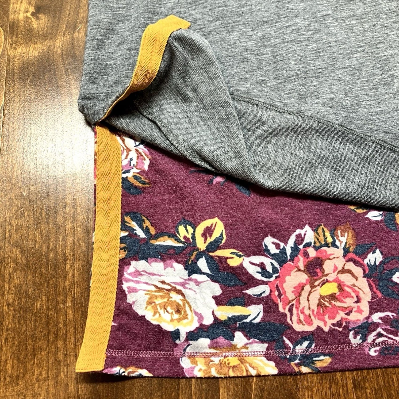 Vintage VINTAGE Matilda Jane Floral Trim Short Sleeve Hoodie Sweatshirt Tunic Gray S Womens Blouse Size S / US 4 / IT 40 - 7 Thumbnail